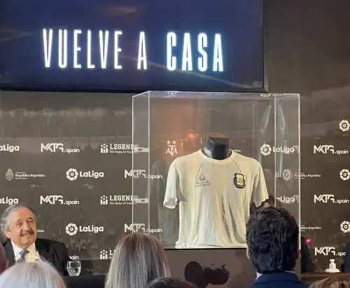 La camiseta que usó Maradona en el Mundial 86 ya se encuentra en Legends la mayor colección de reliquias del fútbol internacional.