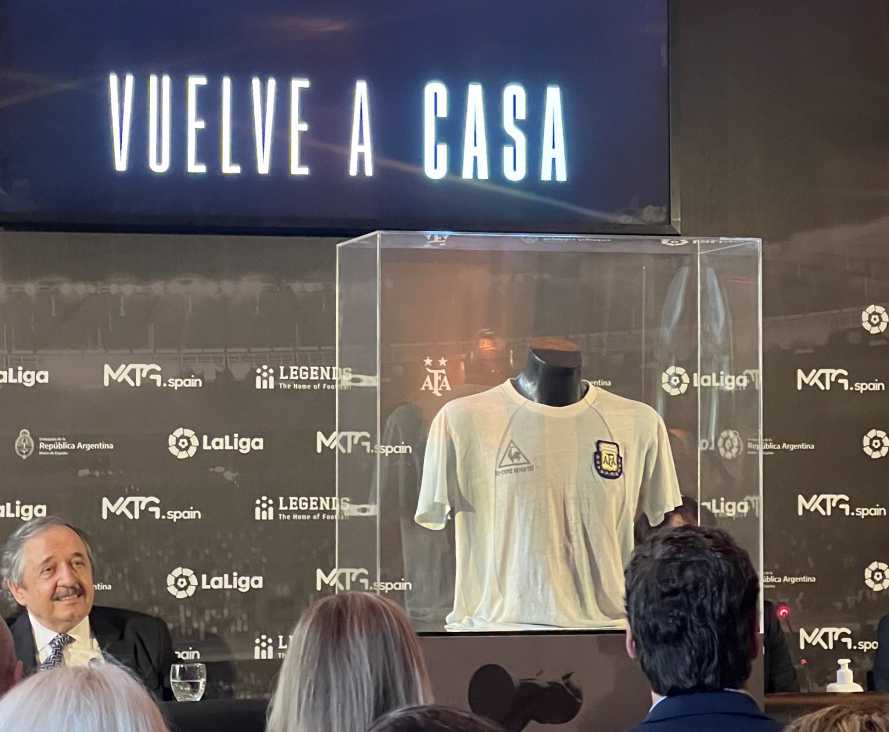 La camiseta que usó Maradona en el Mundial 86 ya se encuentra en Legends la mayor colección de reliquias del fútbol internacional.