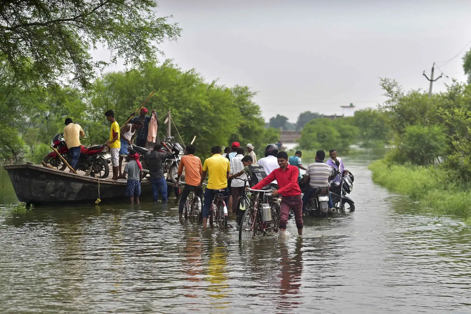 Los residentes afectados por las inundaciones de un área baja trasladan sus pertenencias en un carro de mano a un lugar más seguro a orillas del río Ganges luego de las fuertes lluvias monzónicas en Allahabad . Foto: AFP