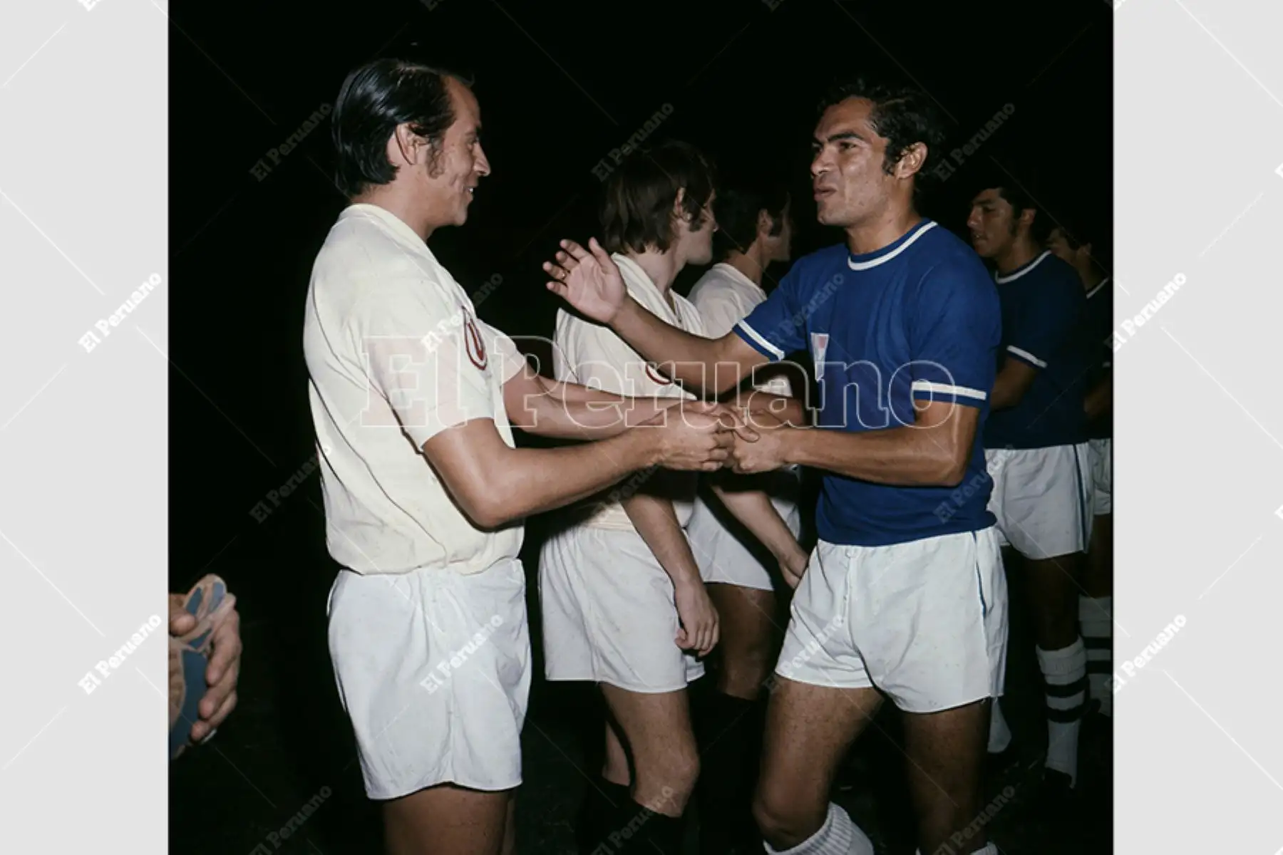 Lima - Década 1970 / Orlando de la Torre  saluda a Oswaldo Ramírez antes de un encuentro entre Universitario de Deportes y Sporting Cristal.   Foto: Archivo Histórico de El Peruano