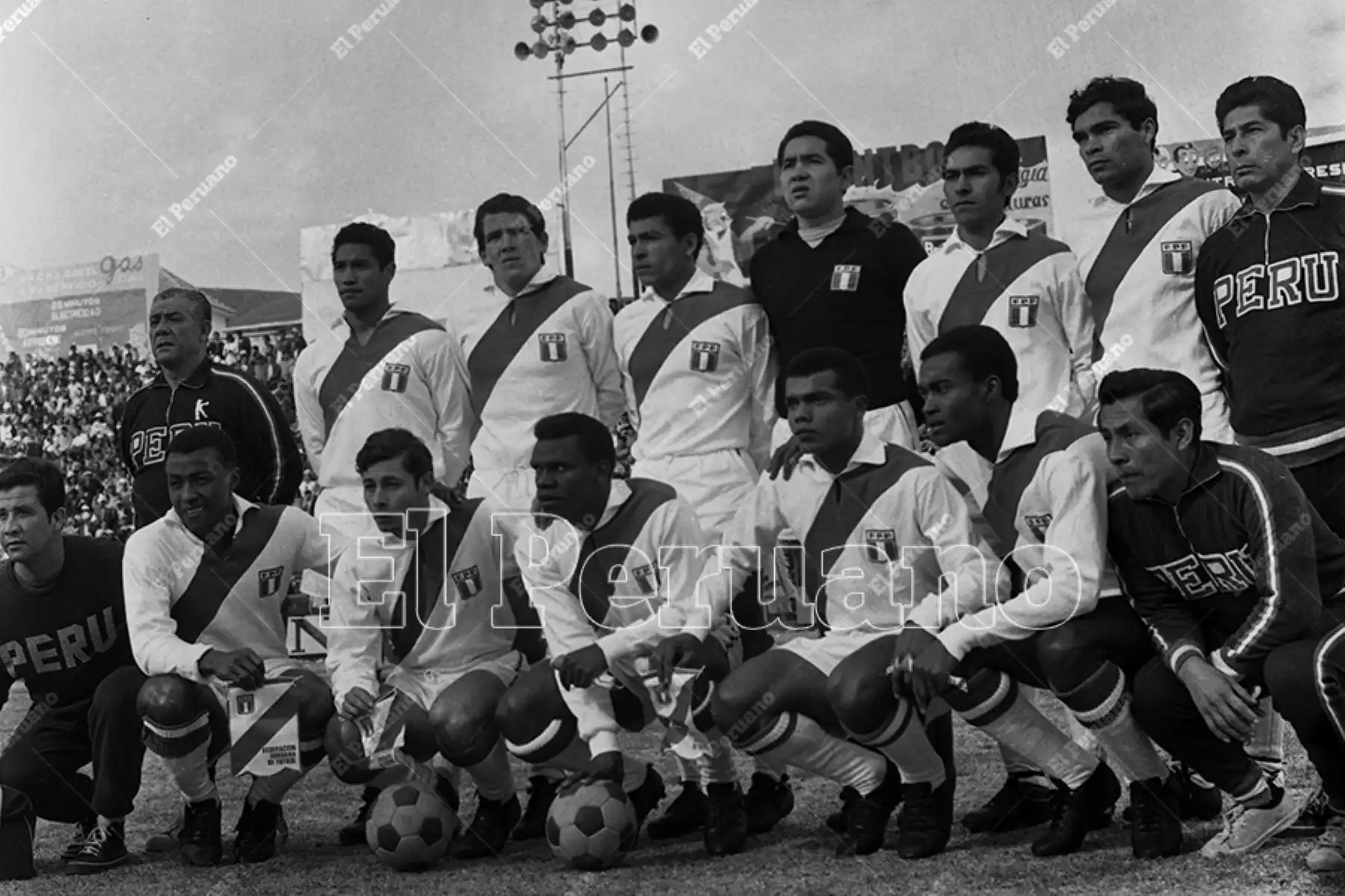 canción "Perú Campeón". Parados: Pedro Gonzales, Ramón Mifflin, Héctor Chumpitaz, Luis Rubiños, Nicolás Fuentes y Orlando de la Torre. Sentados: Julio Baylón, Roberto Chale, Pedro Pablo "Perico" Léon, Teófilo Cubillas y Alberto Gallardo.  Foto: Archivo Histórico de El Peruano