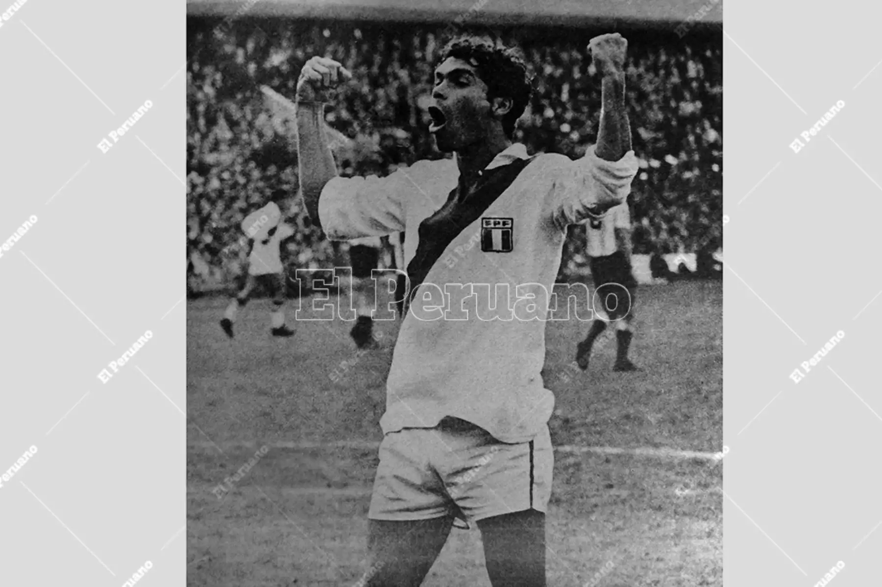 Torre grita a todo pulmón el segundo gol de "Cachto" Ramírez. Peru empató 2-2 con Argentina en el estadio de La Bombonera y clasificó al mundial de México 70.  Foto: Archivo Histórico de El Peruano