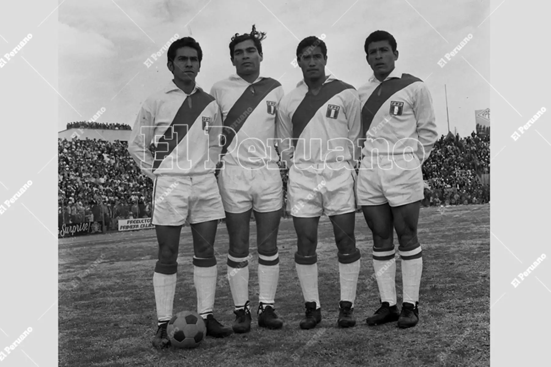 Bolivia - 10 de agosto  1969 / Orlando de la Torre junto a Nicolás Fuentes, Pedro Gonzales y Héctor Chumpitaz antes del partido con Bolivia por las eliminatorias para el mundial de México 70.  Foto: Archivo Histórico de El Peruano