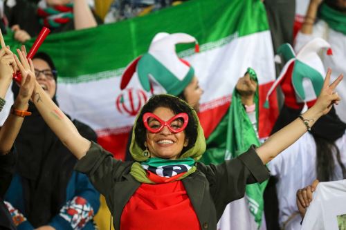 Irán permite a mujeres asistir a un partido de fútbol de la liga local