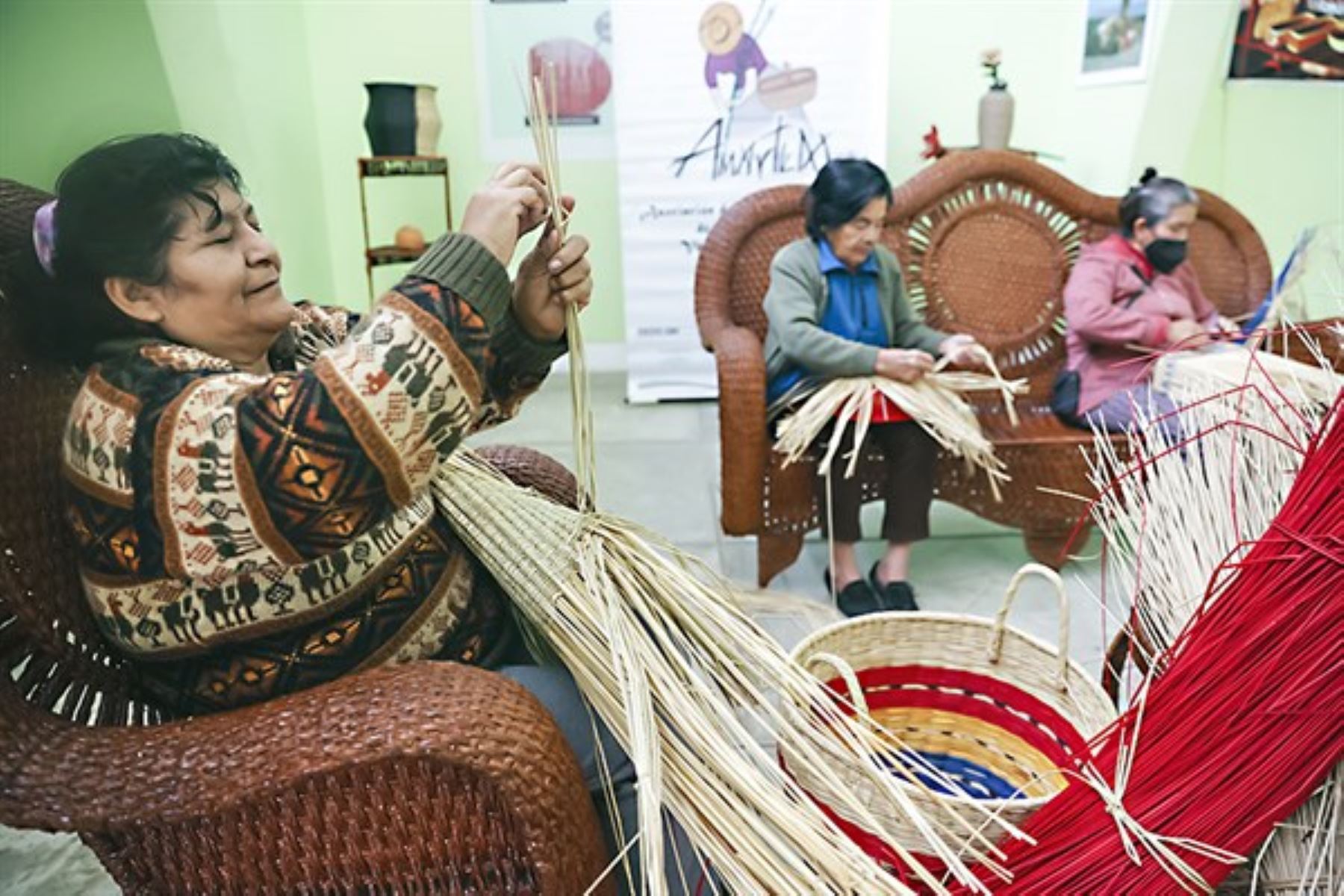 Mujeres dedicadas a la cestería.