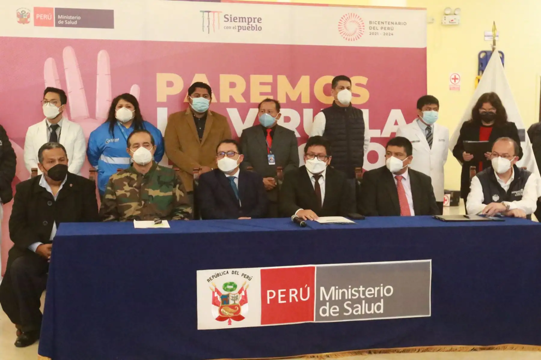 Ministro de Salud, Jorge López Peña  firma convenio con Alcaldes y representantes de los municipios de Lima Metropolitana, para sumarse a la campaña de prevención contra la Viruela del Mono.
ANDINA/Héctor Vinces