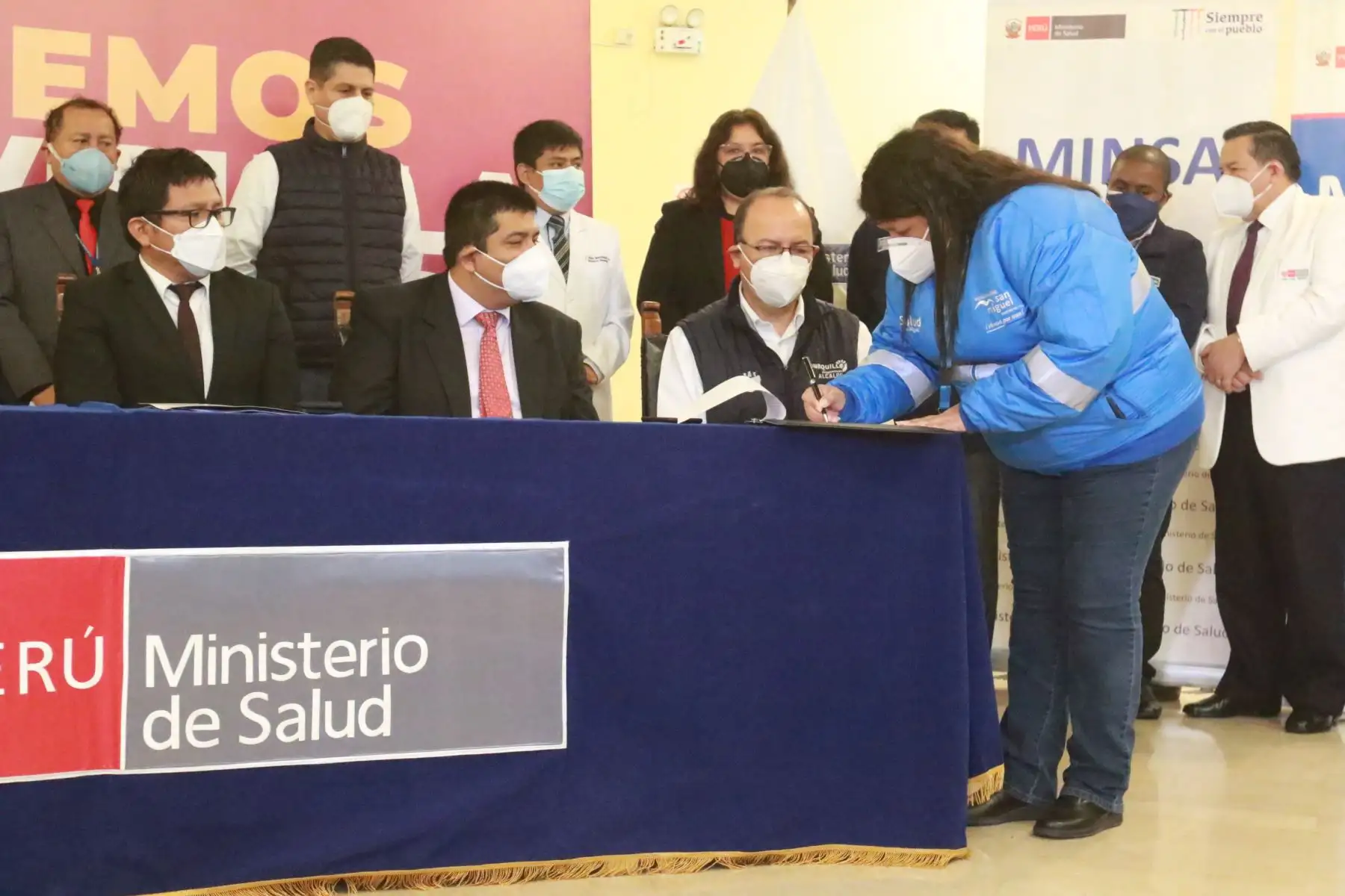 Ministro de Salud, Jorge López Peña  firma convenio con Alcaldes y representantes de los municipios de Lima Metropolitana, para sumarse a la campaña de prevención contra la Viruela del Mono.
ANDINA/Héctor Vinces