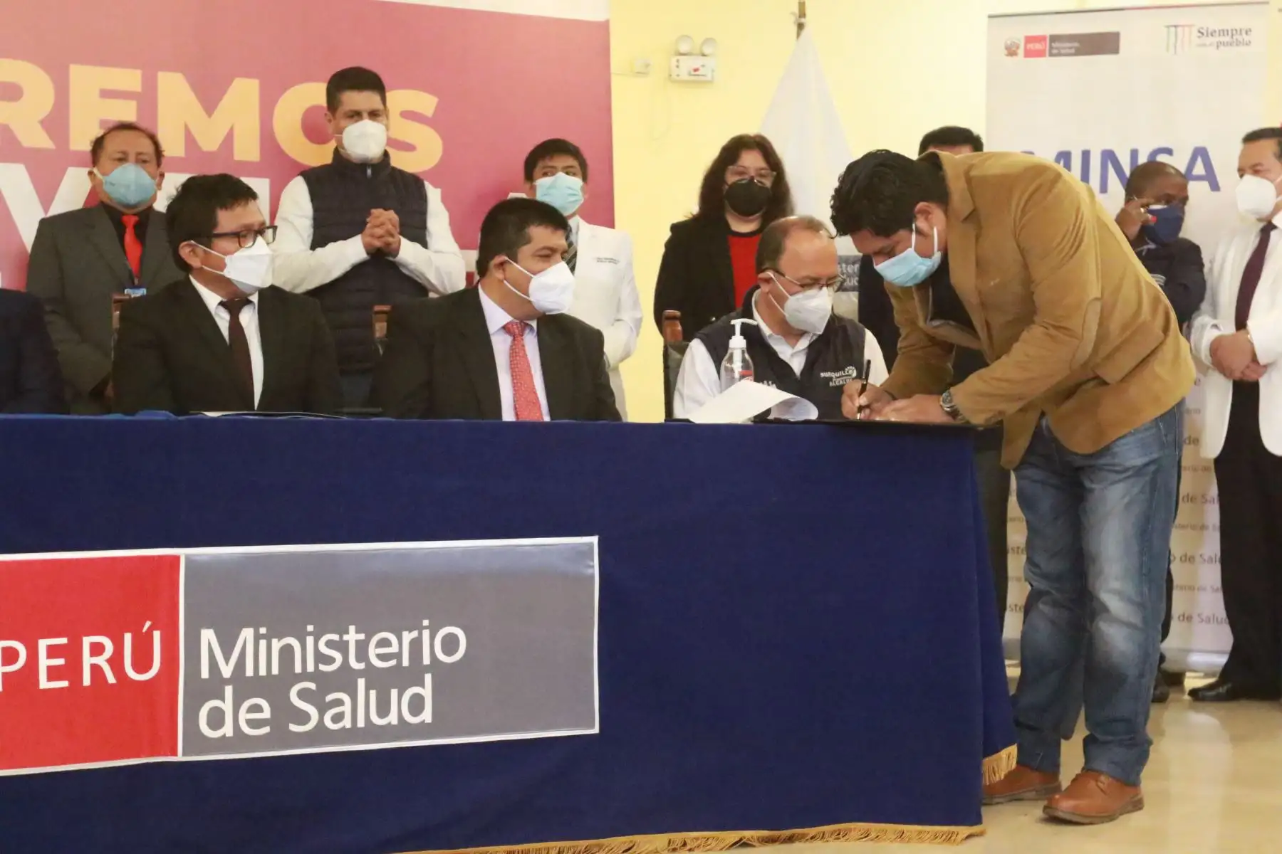 Ministro de Salud, Jorge López Peña  firma convenio con Alcaldes y representantes de los municipios de Lima Metropolitana, para sumarse a la campaña de prevención contra la Viruela del Mono.
ANDINA/Héctor Vinces
