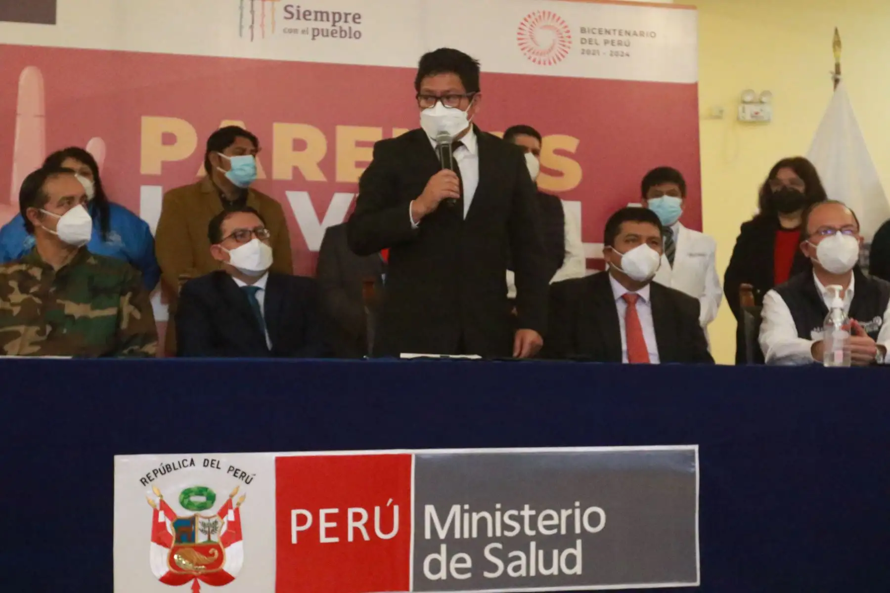 Ministro de Salud, Jorge López Peña  firma convenio con Alcaldes y representantes de los municipios de Lima Metropolitana, para sumarse a la campaña de prevención contra la Viruela del Mono.
ANDINA/Héctor Vinces