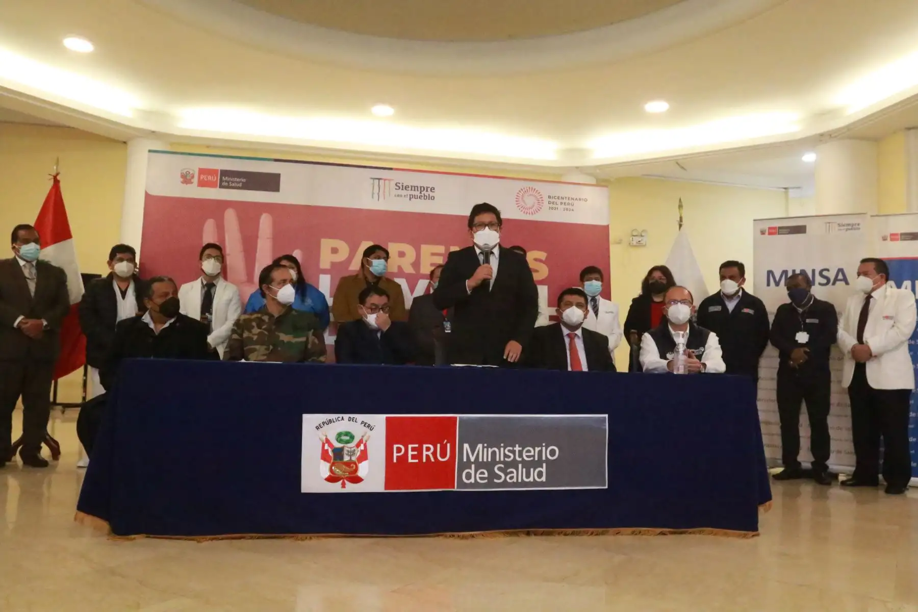 Ministro de Salud, Jorge López Peña  firma convenio con Alcaldes y representantes de los municipios de Lima Metropolitana, para sumarse a la campaña de prevención contra la Viruela del Mono.
ANDINA/Héctor Vinces