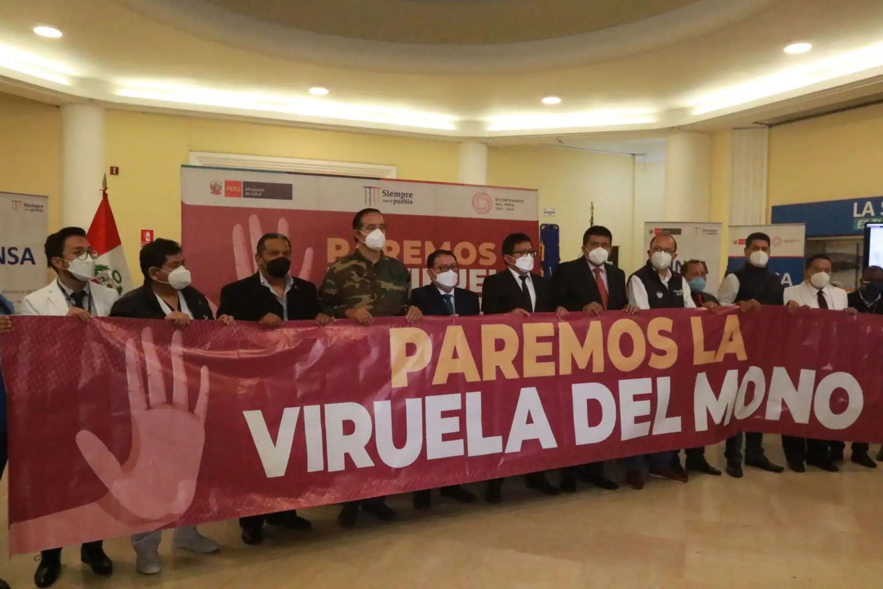 Ministro de Salud, Jorge López Peña  firma convenio con Alcaldes y representantes de los municipios de Lima Metropolitana, para sumarse a la campaña de prevención contra la Viruela del Mono.
ANDINA/Héctor Vinces