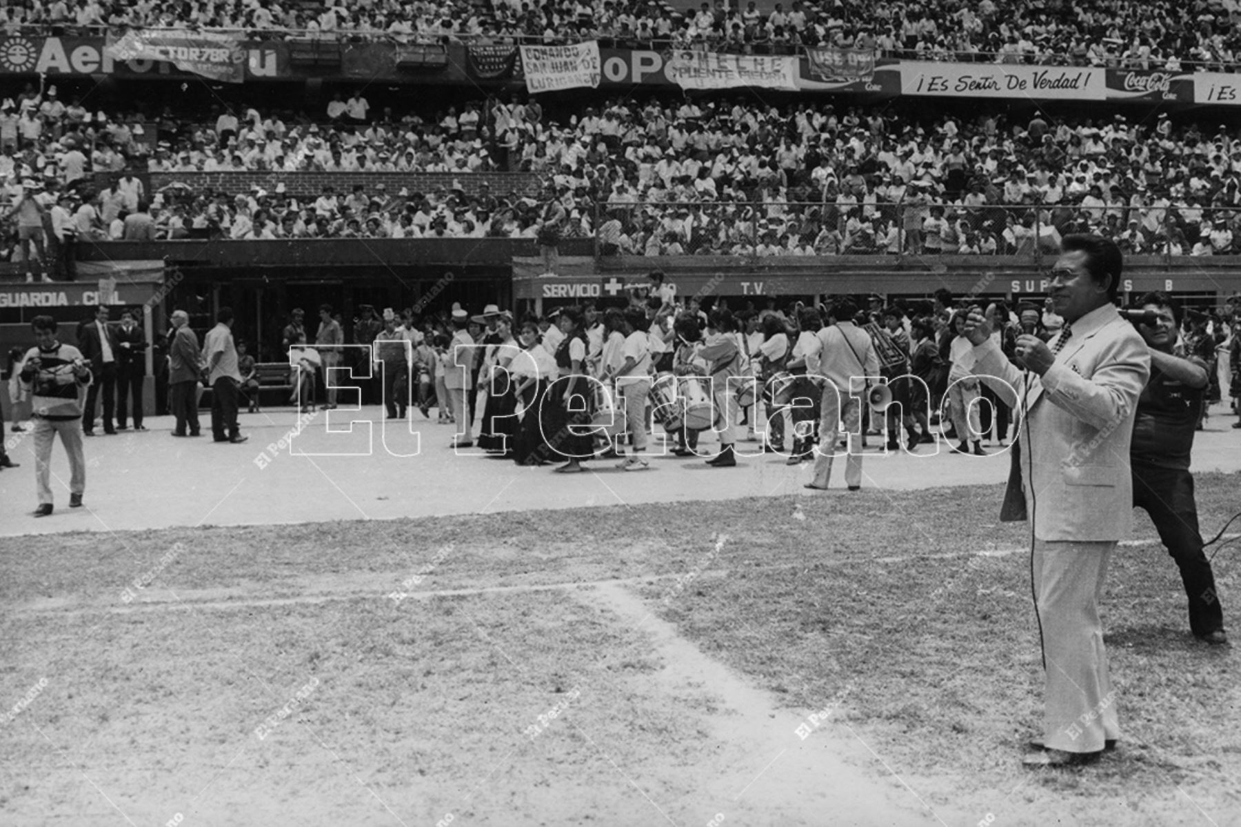 Lima - 1989 / El cantante Luis Abanto Morales en una presentación en el Estadio Nacional. 
Foto: Archivo Histórico de El Peruano