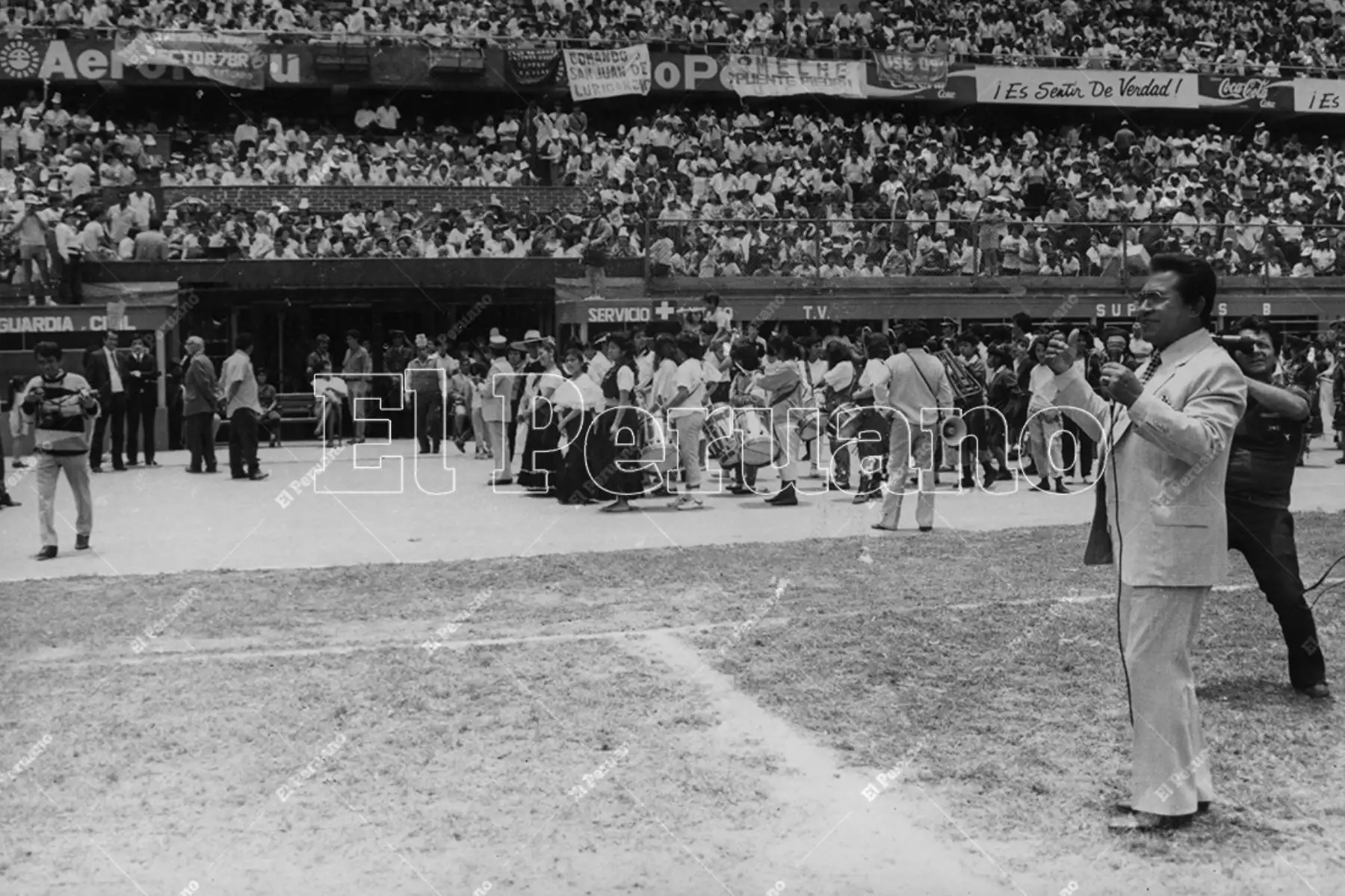 Lima - 1989 / El cantante Luis Abanto Morales en una presentación en el Estadio Nacional. 
Foto: Archivo Histórico de El Peruano