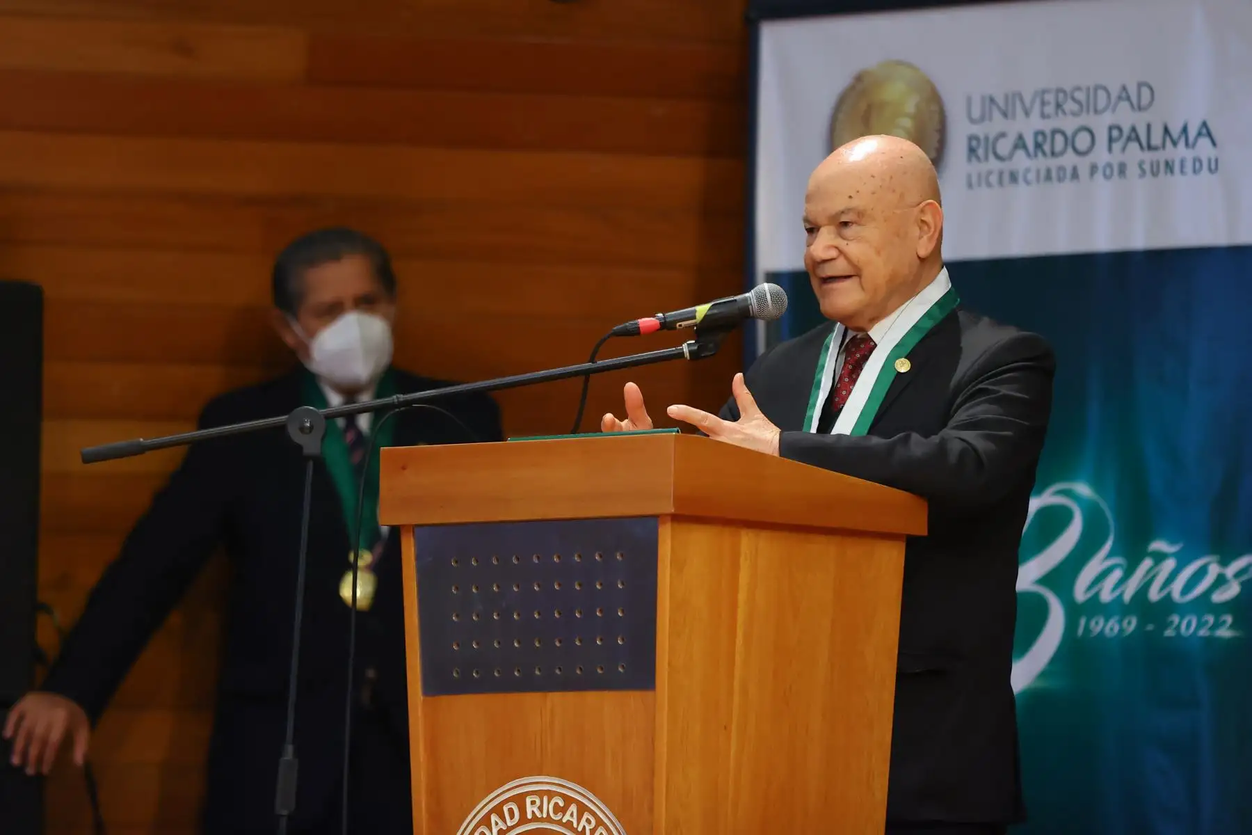 Las autoridades académicas de esa casa de estudios señalan que el escritor es galardonado “en reconocimiento por su vasta labor intelectual, hecho que honra a las letras y la intelectualidad peruana. 
Foto: ANDINA/Andrés Valle