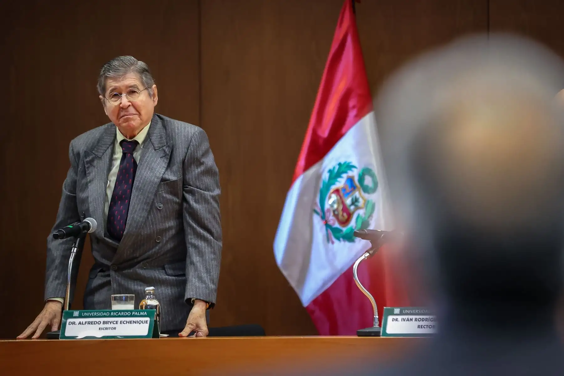 El destacado escritor Alfredo Bryce Echenique fue distinguido con el título de Doctor Honoris Causa por la Universidad Ricardo Palma, durante una ceremonia que se realizó el día de hoy en el auditorio del Centro Cultural Ccori Wasi. 
Foto: ANDINA/Andrés Valle
