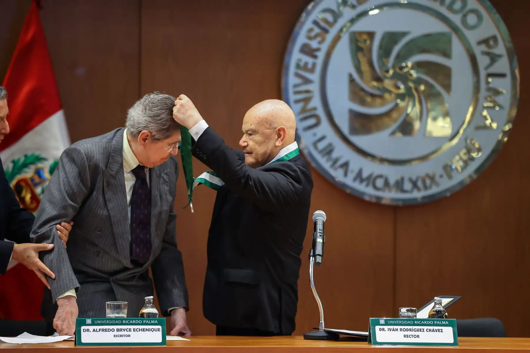 El rector de la Universidad Ricardo Palma, Iván Rodríguez Chávez, impuso al reconocido escritor peruano la medalla y diplomado que lo reconocen con el grado de Doctor Honoris Causa, el máximo título honorífico que otorga dicha casa de estudios a destacadas personalidades nacionales e internacionales, quienes con su obra y trayectoria personal honran a la cultura, la ciencia y la humanidad. 
Foto: ANDINA/Andrés Valle