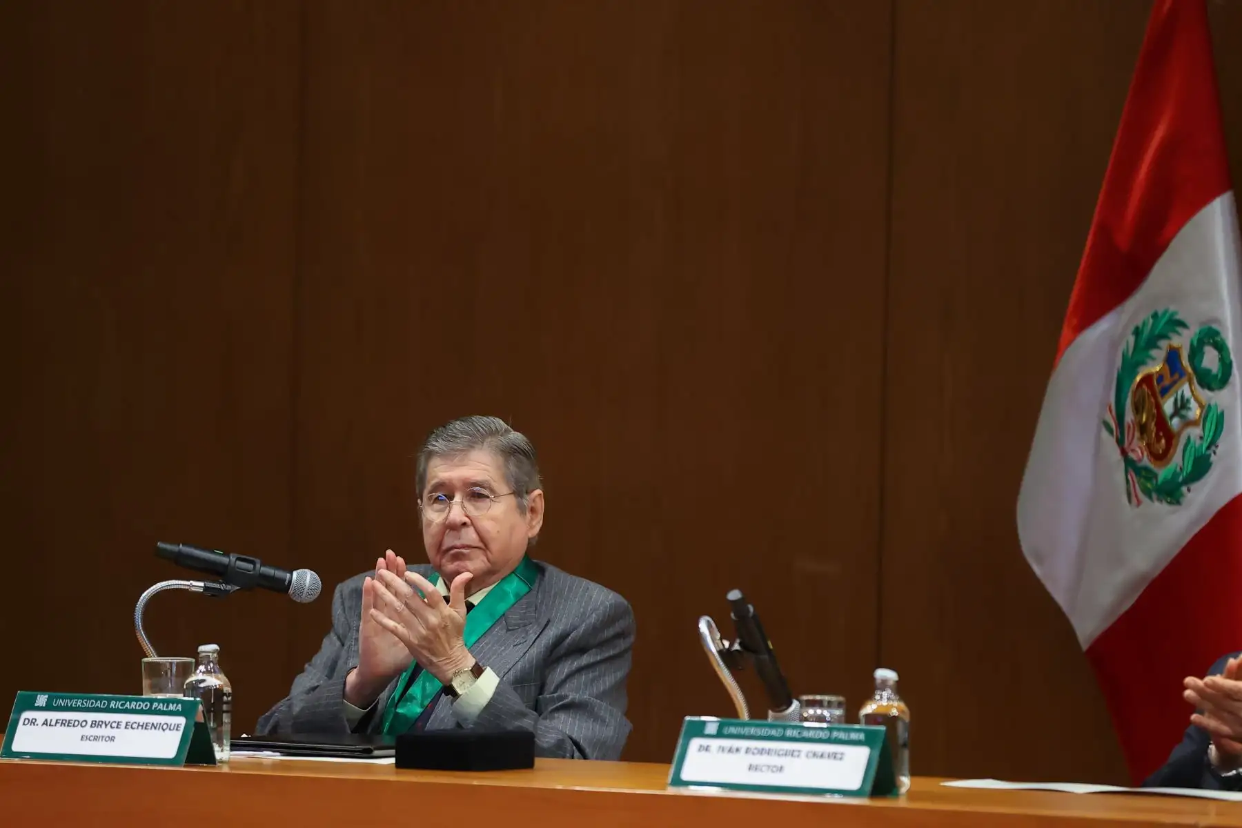 El escritor peruano Alfredo Bryce Echenique (Lima, 1939), ingresó en 1957 a la Universidad De San Marcos, donde se licenció en Derecho, más tarde obtuvo el título de doctor de Letras (1977). Así mismo se diplomó de la Sorbona en Literatura francesa clásica (1965) y contemporánea (1966), Es Magister en Literatura por la Universidad de Vincennes (1975). Es uno de los mayores exponentes de la literatura de finales del siglo XX y comienzos del XXI, además de ser uno de los escritores hispanoamercianos acutuales