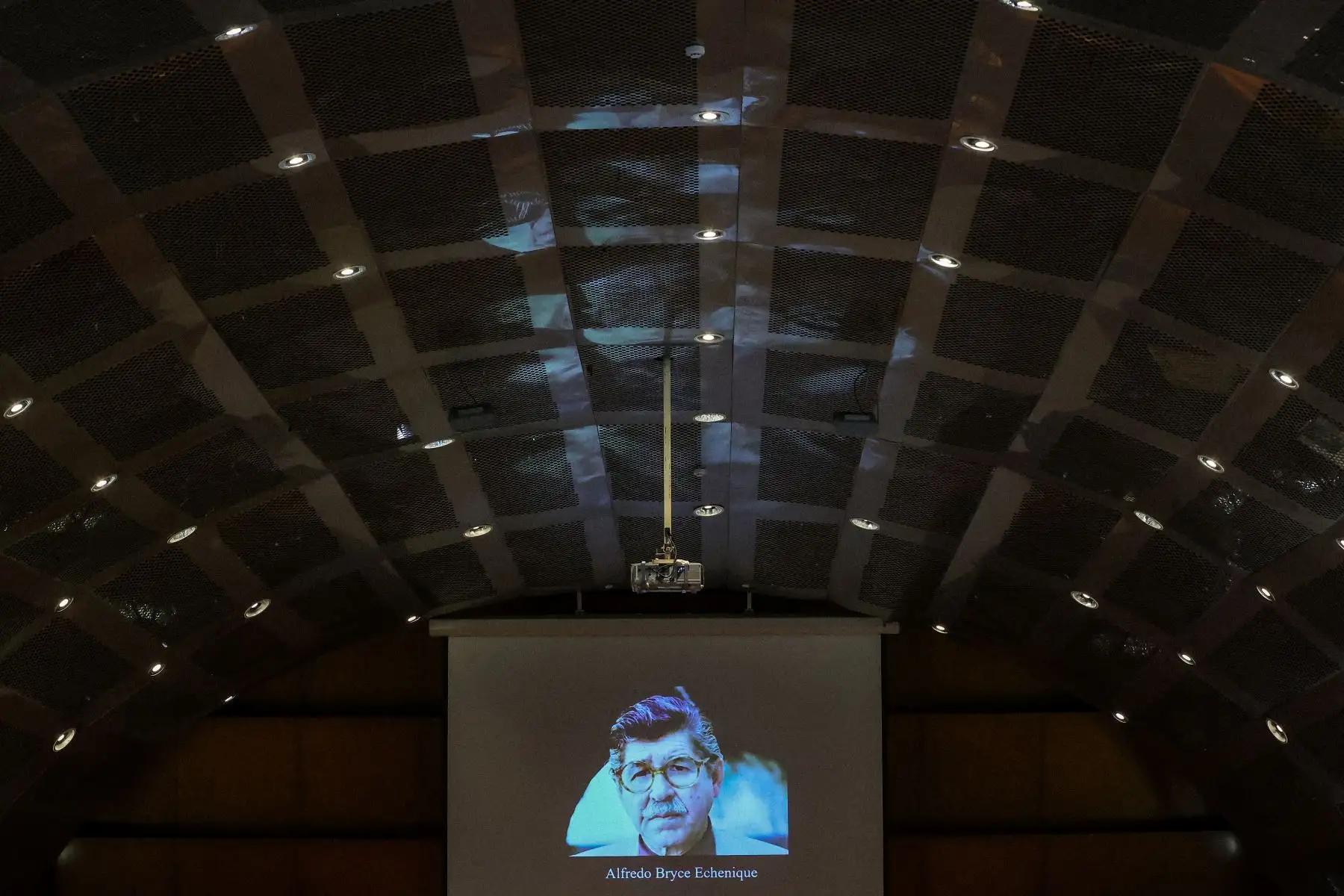 El escritor peruano Alfredo Bryce Echenique (Lima, 1939), ingresó en 1957 a la Universidad De San Marcos, donde se licenció en Derecho, más tarde obtuvo el título de doctor de Letras (1977). Así mismo se diplomó de la Sorbona en Literatura francesa clásica (1965) y contemporánea (1966), Es Magister en Literatura por la Universidad de Vincennes (1975). Es uno de los mayores exponentes de la literatura de finales del siglo XX y comienzos del XXI, además de ser uno de los escritores hispanoamercianos acutuales
