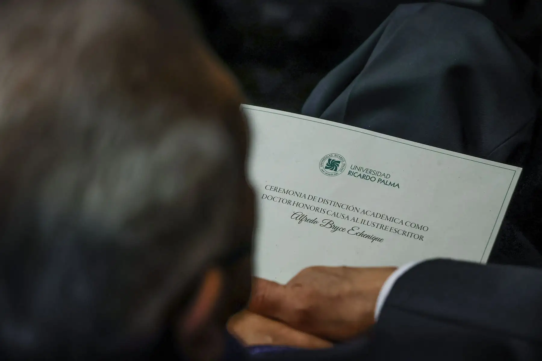 Las autoridades académicas de esa casa de estudios señalan que el escritor es galardonado “en reconocimiento por su vasta labor intelectual, hecho que honra a las letras y la intelectualidad peruana. 
Foto: ANDINA/Andrés Valle