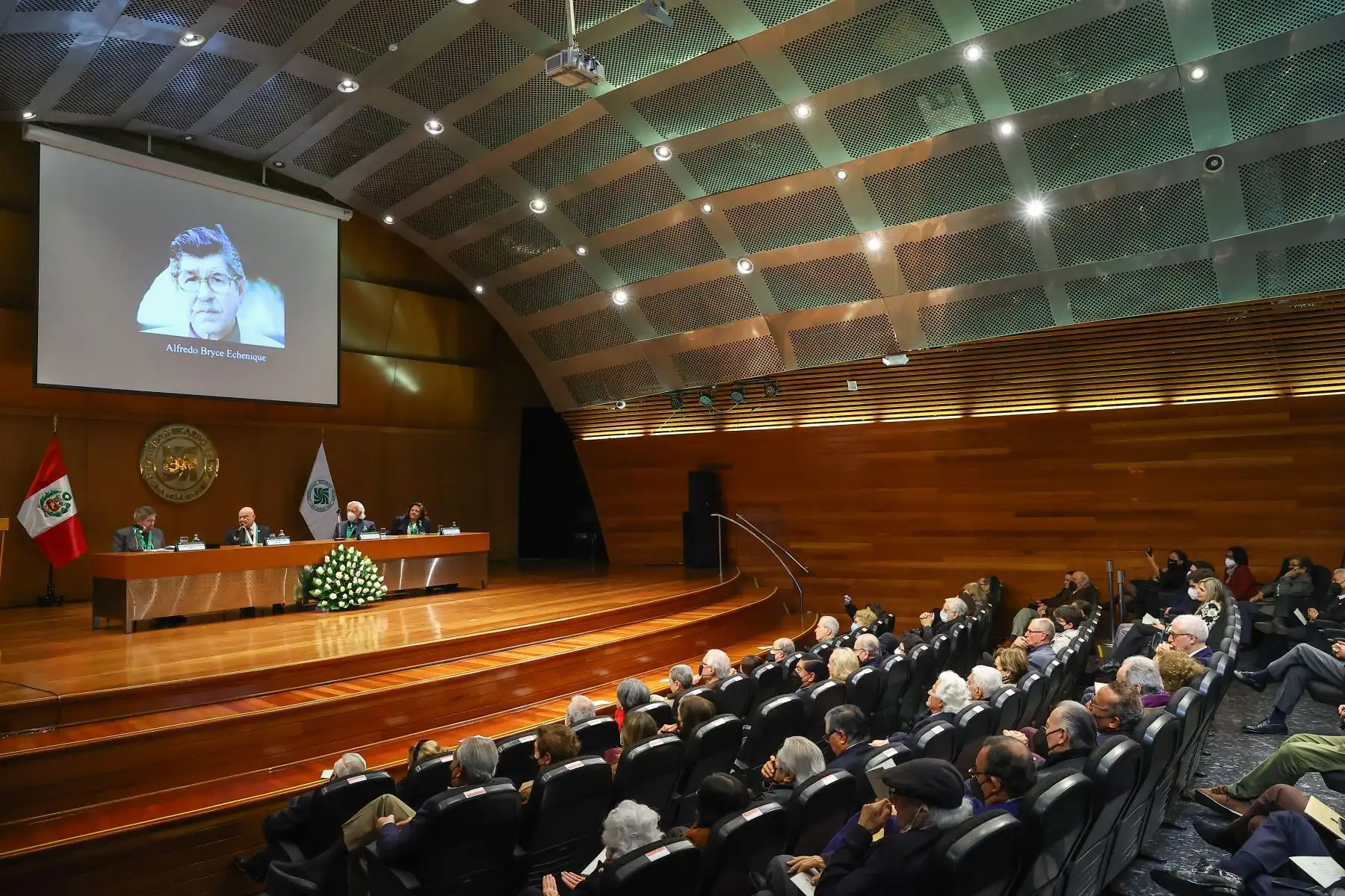 El destacado escritor Alfredo Bryce Echenique fue distinguido con el título de Doctor Honoris Causa por la Universidad Ricardo Palma, durante una ceremonia que se realizó el día de hoy en el auditorio del Centro Cultural Ccori Wasi. 
Foto: ANDINA/Andrés Valle