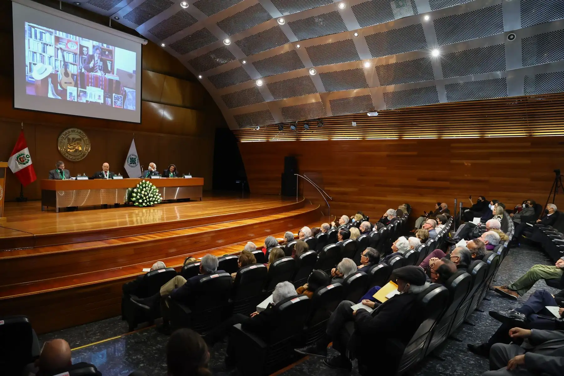 El destacado escritor Alfredo Bryce Echenique fue distinguido con el título de Doctor Honoris Causa por la Universidad Ricardo Palma, durante una ceremonia que se realizó el día de hoy en el auditorio del Centro Cultural Ccori Wasi. 
Foto: ANDINA/Andrés Valle