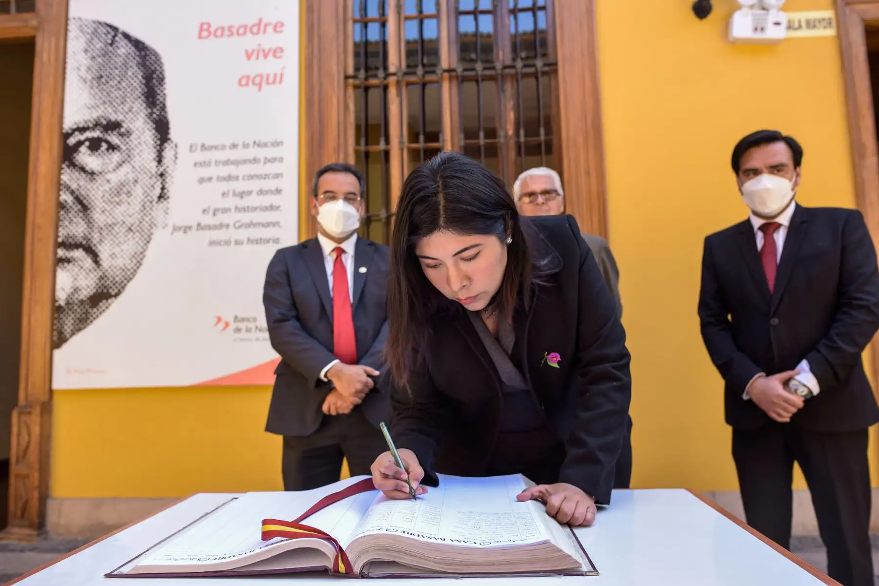 En el marco de los 93 años de la reincorporación de Tacna al Perú, el Proyecto Especial Bicentenario del Ministerio de Cultura da a conocer los avances en la recuperación de la histórica Biblioteca Jorge Basadre, gracias a un convenio con la Biblioteca Nacional del Perú, el Gobierno Regional de Tacna y la Universidad Nacional Jorge Basadre Grohmann.
Participaron de la actividad, la Ministra de Cultura, Betssy Chávez Chino, el Director Ejecutivo del PEB, Hildebrando Castro Pozo Chávez, la directora de la Bi