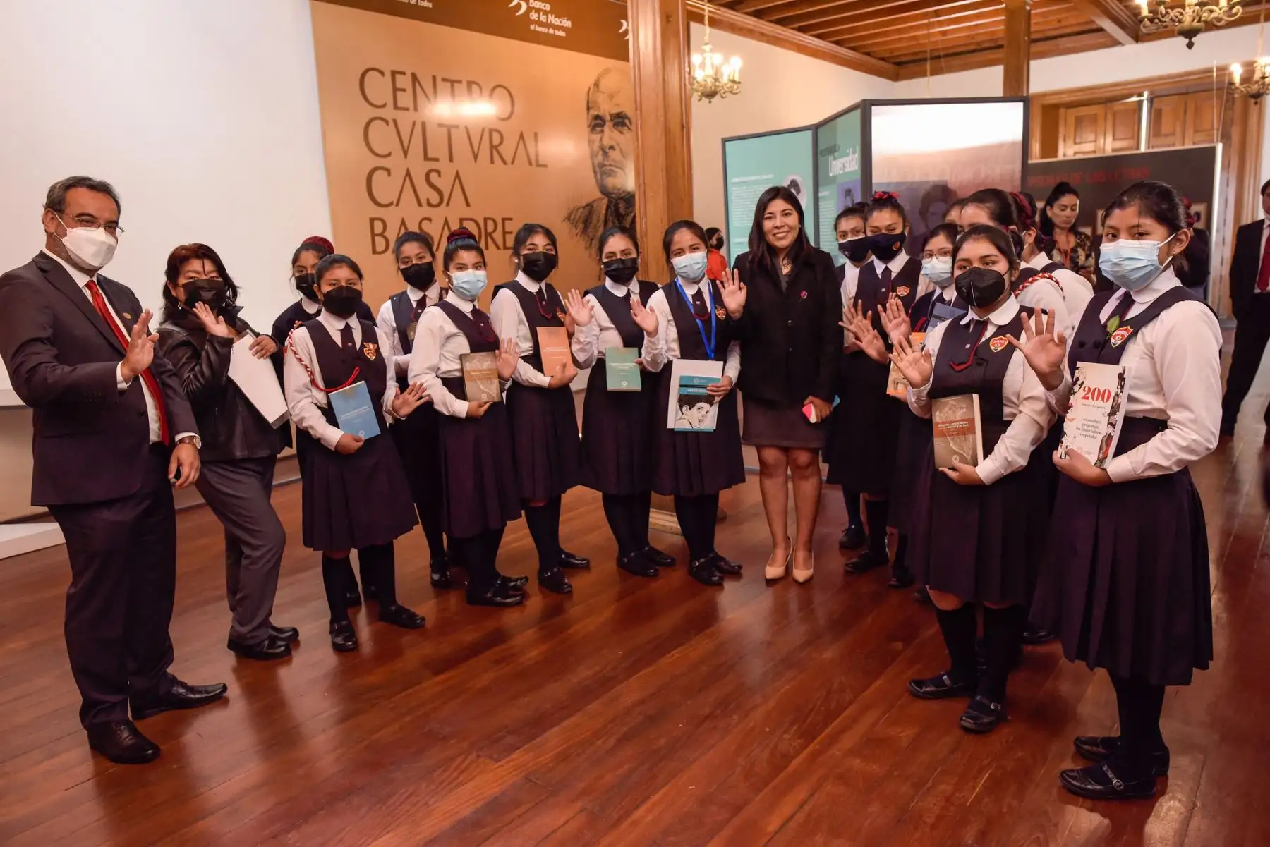 En el marco de los 93 años de la reincorporación de Tacna al Perú, el Proyecto Especial Bicentenario del Ministerio de Cultura da a conocer los avances en la recuperación de la histórica Biblioteca Jorge Basadre, gracias a un convenio con la Biblioteca Nacional del Perú, el Gobierno Regional de Tacna y la Universidad Nacional Jorge Basadre Grohmann.
Participaron de la actividad, la Ministra de Cultura, Betssy Chávez Chino, el Director Ejecutivo del PEB, Hildebrando Castro Pozo Chávez, la directora de la Bi