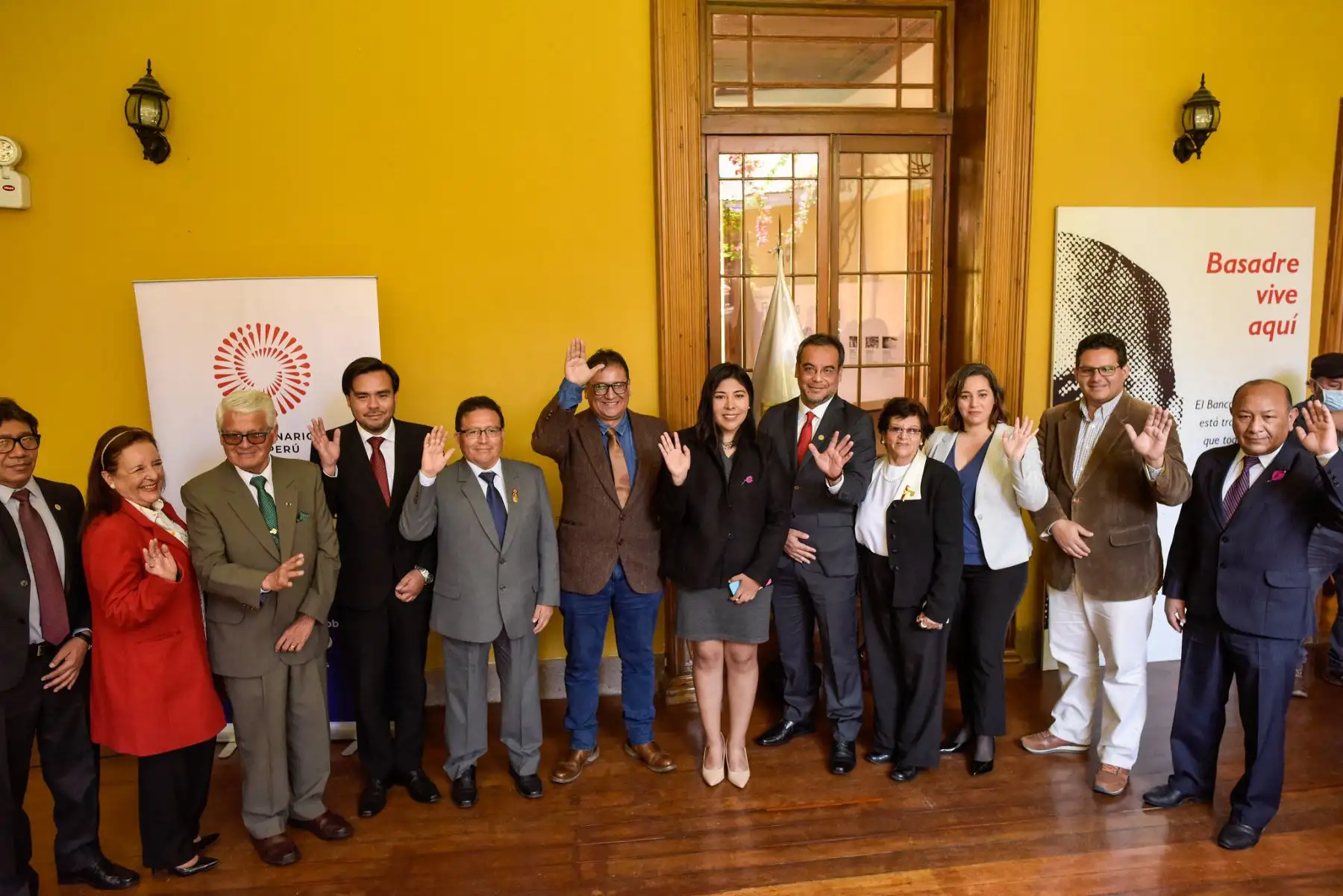 Participaron de la actividad, la Ministra de Cultura, Betssy Chávez Chino, el Director Ejecutivo del PEB, Hildebrando Castro Pozo Chávez, la directora de la Biblioteca Nacional del Perú, representantes del gobierno regional de Tacna, entre otras distinguidas autoridades.
Foto : Bicentenario 2021