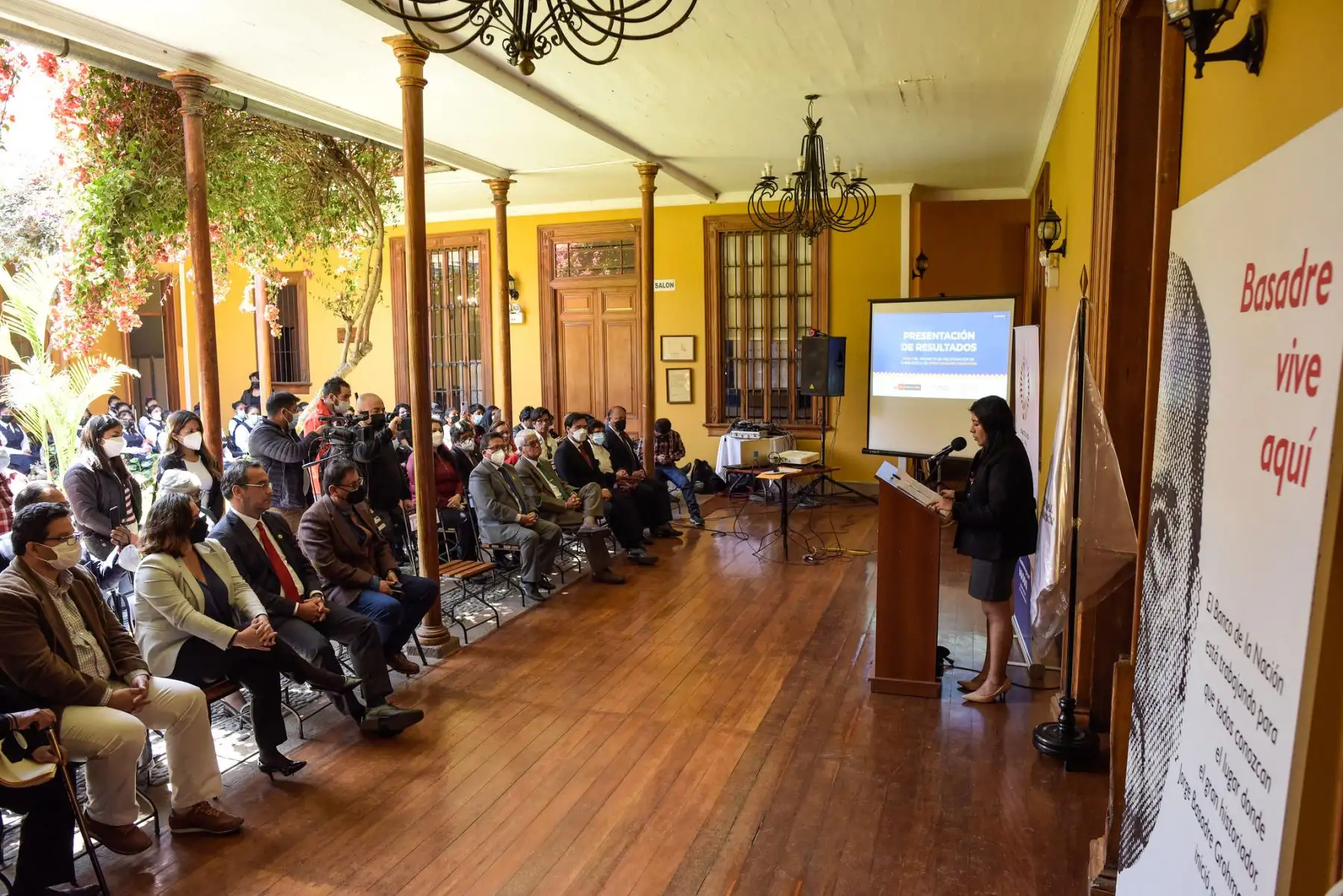 Participaron de la actividad, la Ministra de Cultura, Betssy Chávez Chino, el Director Ejecutivo del PEB, Hildebrando Castro Pozo Chávez, la directora de la Biblioteca Nacional del Perú, representantes del gobierno regional de Tacna, entre otras distinguidas autoridades.
Foto : Bicentenario 2021