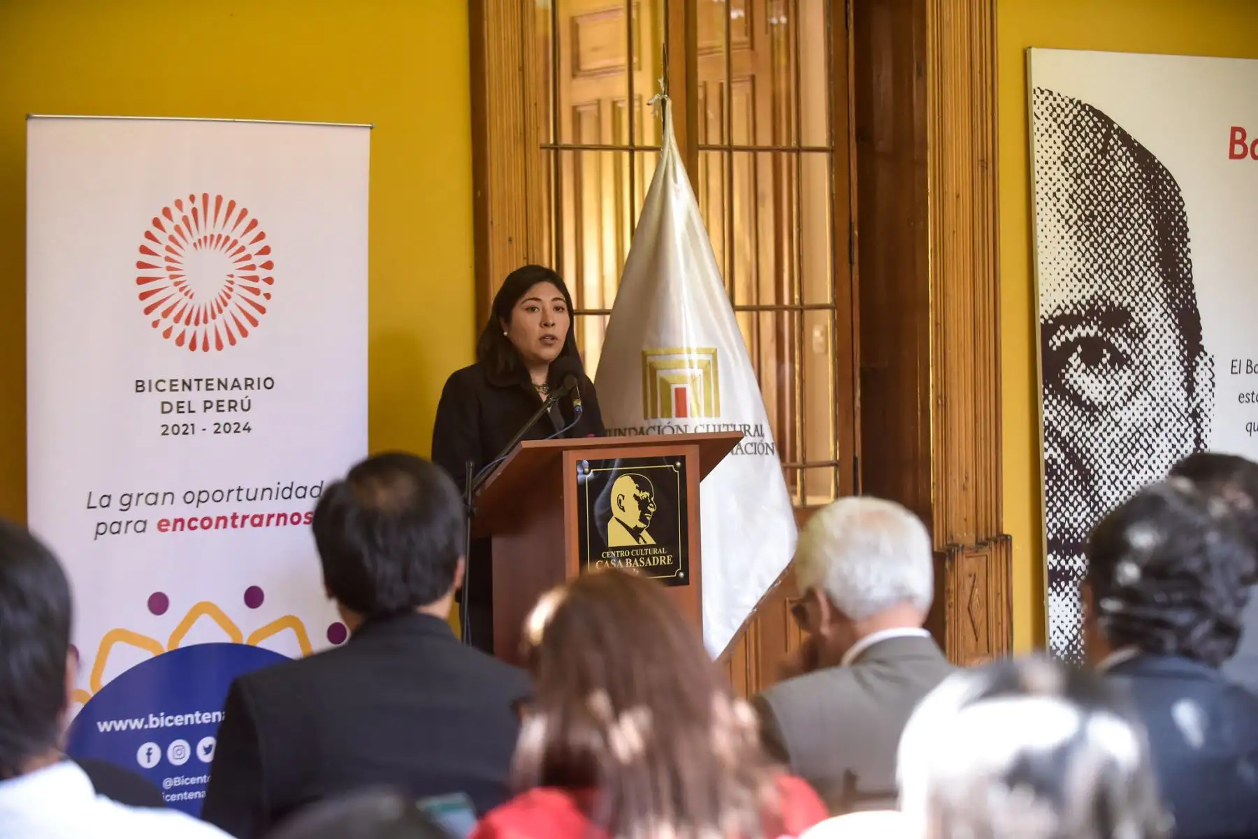 Participaron de la actividad, la Ministra de Cultura, Betssy Chávez Chino, el Director Ejecutivo del PEB, Hildebrando Castro Pozo Chávez, la directora de la Biblioteca Nacional del Perú, representantes del gobierno regional de Tacna, entre otras distinguidas autoridades.
Foto : Bicentenario 2021