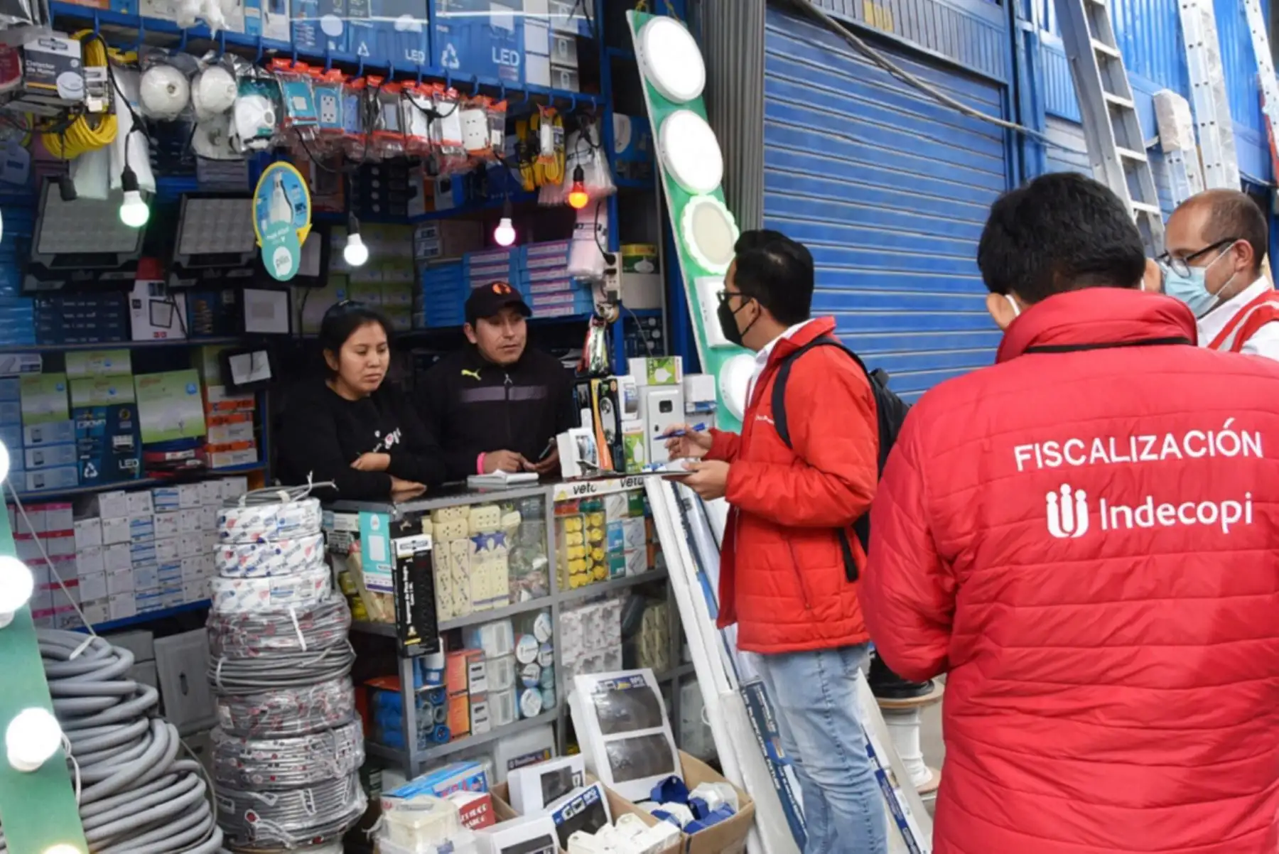 Fiscalización de Indecopi y el Ministerio de la Producción a la venta de conductores eléctricos. Foto: Cortesía.