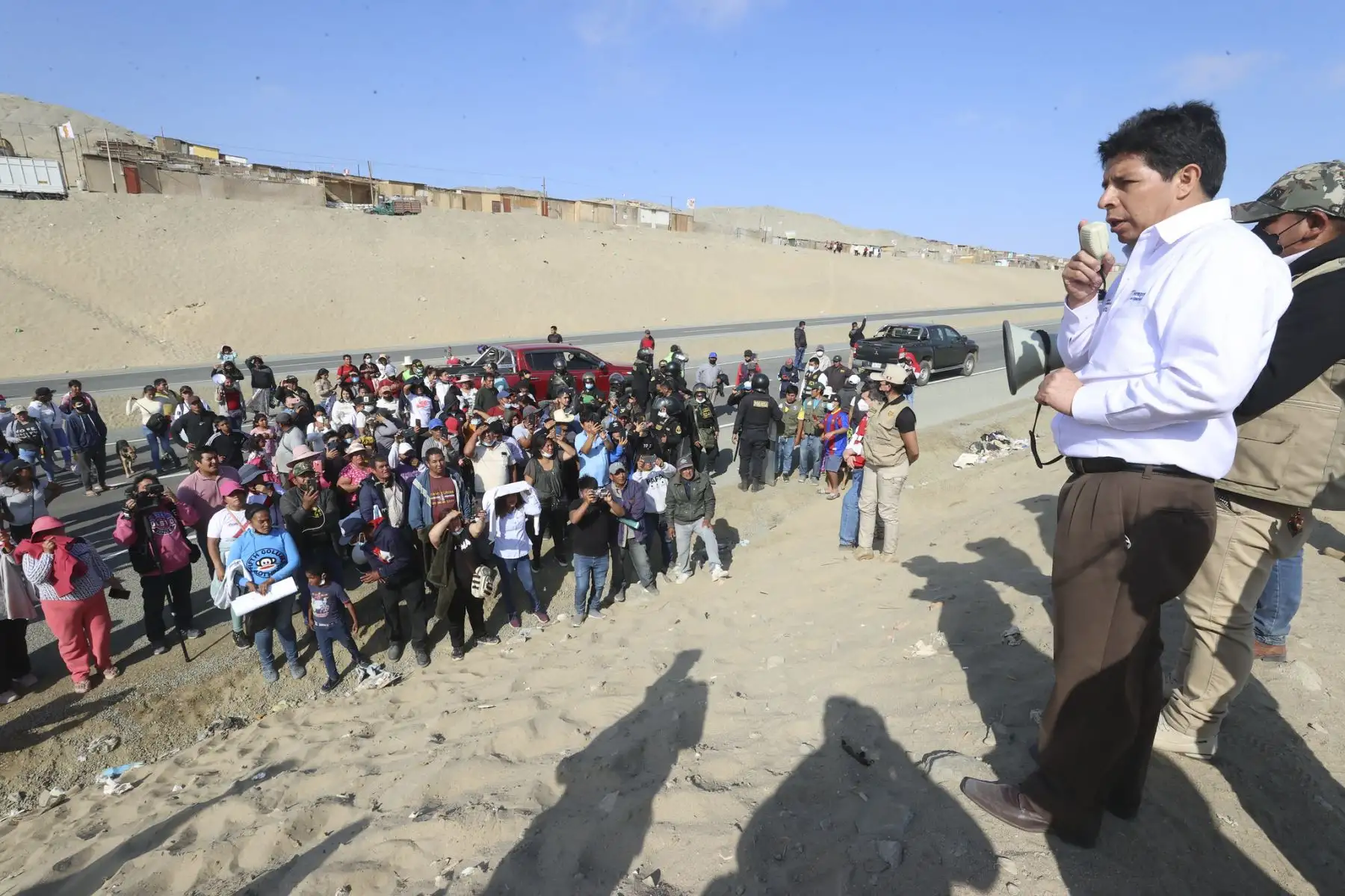 Presidente de la República, Pedro Castillo se reúne 
con la población en el Asentamiento Humano Ríos Salcedo - Asociación Santos Ríos en el  distrito de Nuevo Chimbote.
Foto: ANDINA/Prensa Presidencia