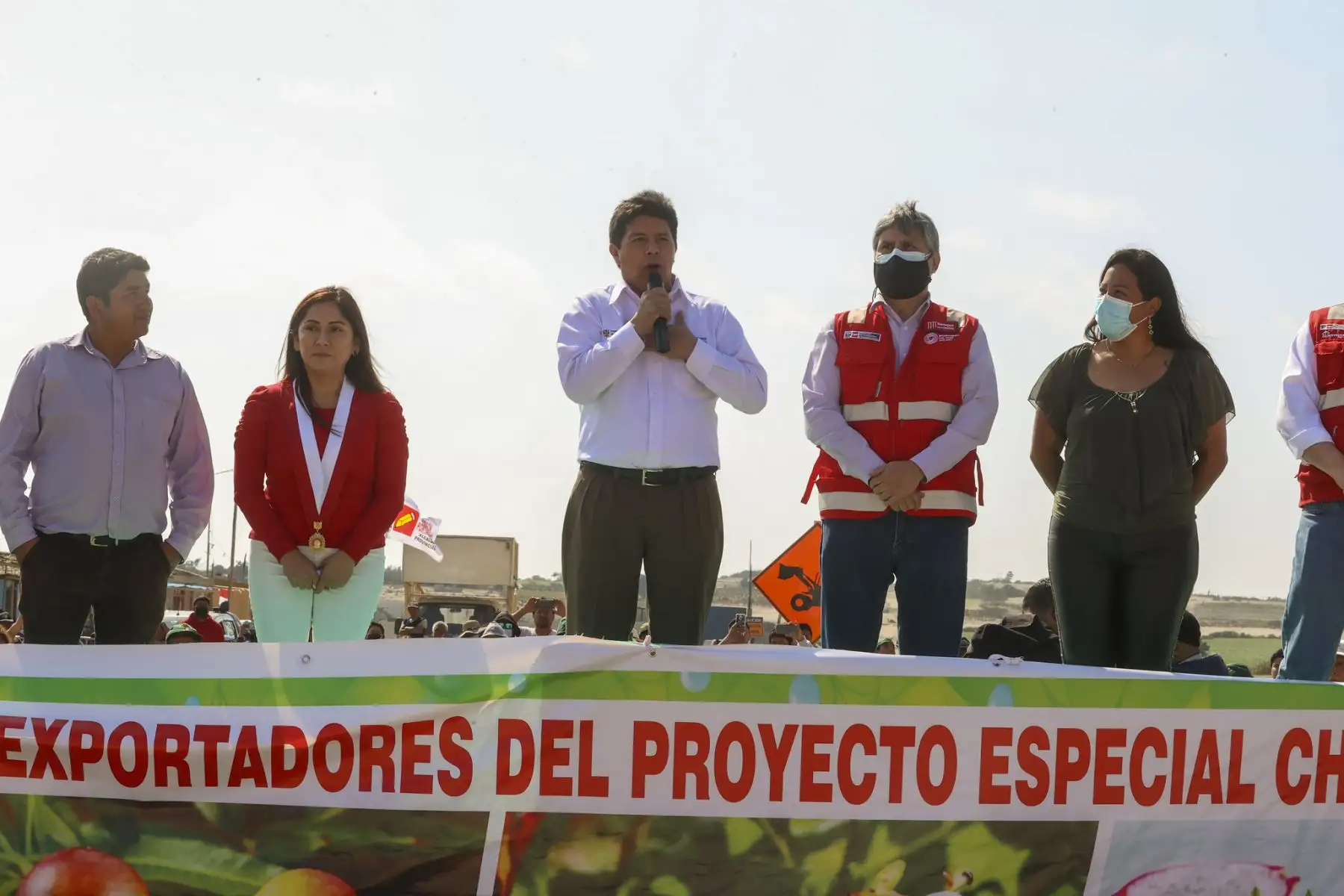 Presidente de la República, Pedro Castillo se reúne 
con la población en el Asentamiento Humano Ríos Salcedo - Asociación Santos Ríos en el  distrito de Nuevo Chimbote.
Foto: ANDINA/Prensa Presidencia