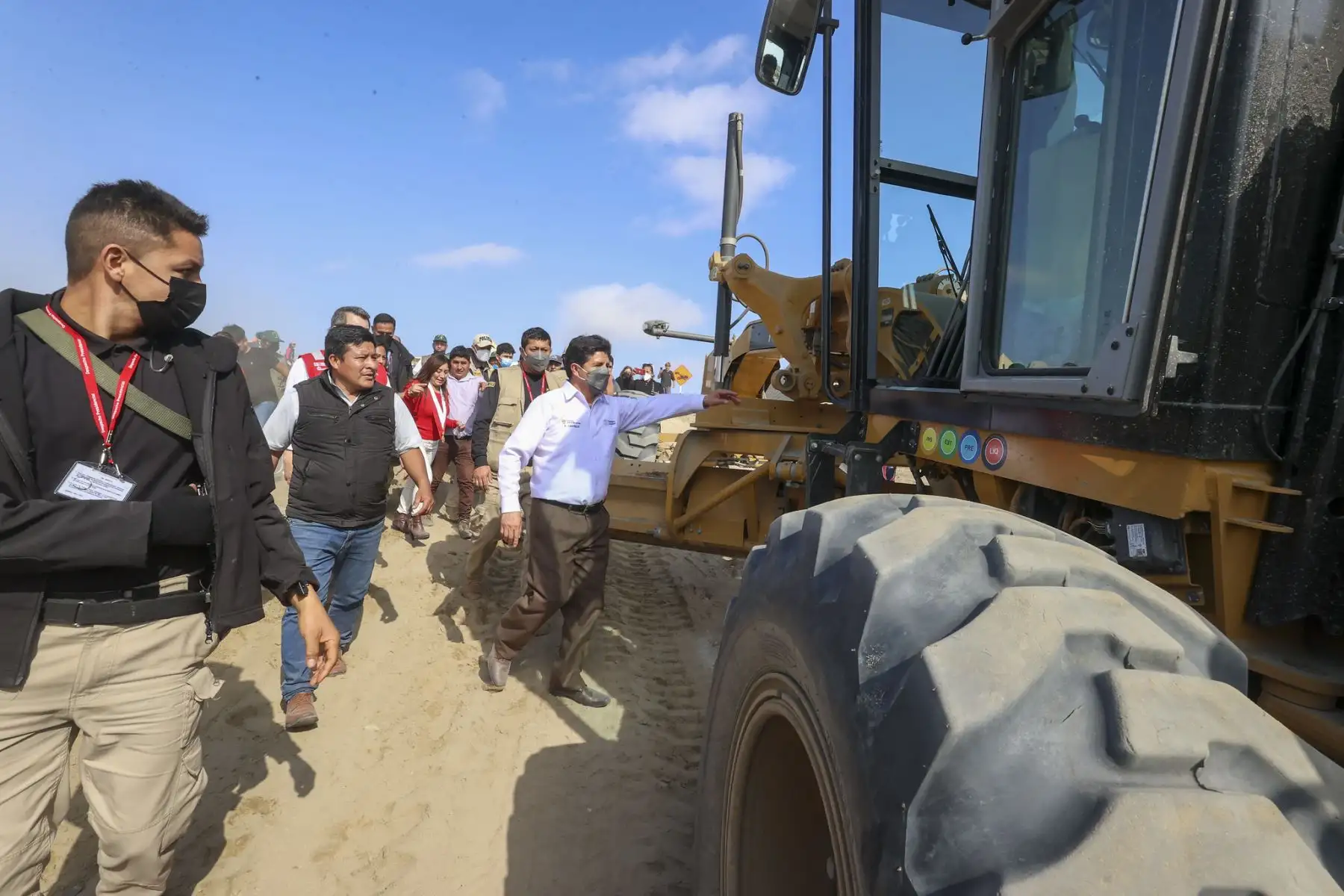 Presidente de la República, Pedro Castillo se reúne 
con la población en el Asentamiento Humano Ríos Salcedo - Asociación Santos Ríos en el  distrito de Nuevo Chimbote.
Foto: ANDINA/Prensa Presidencia