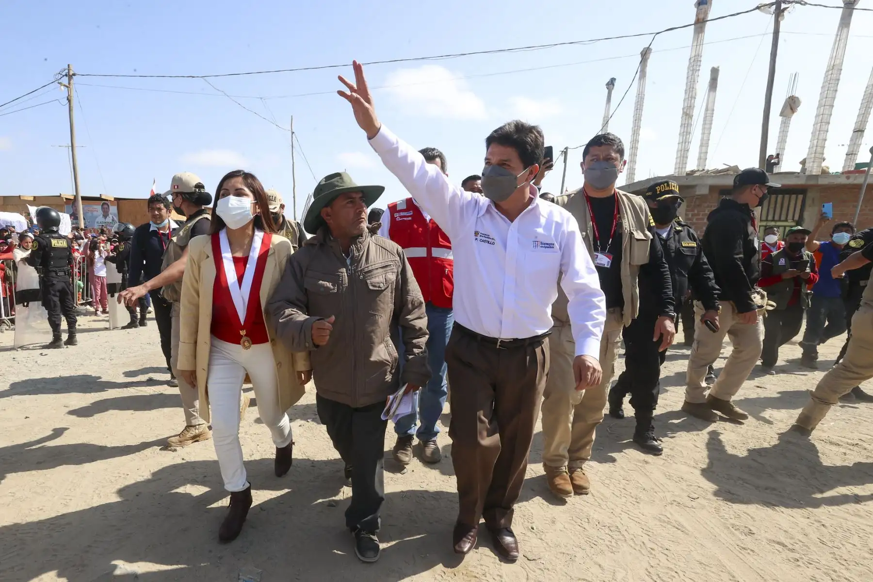 Presidente de la República, Pedro Castillo se reúne 
con la población en el Asentamiento Humano Ríos Salcedo - Asociación Santos Ríos en el  distrito de Nuevo Chimbote.
Foto: ANDINA/Prensa Presidencia