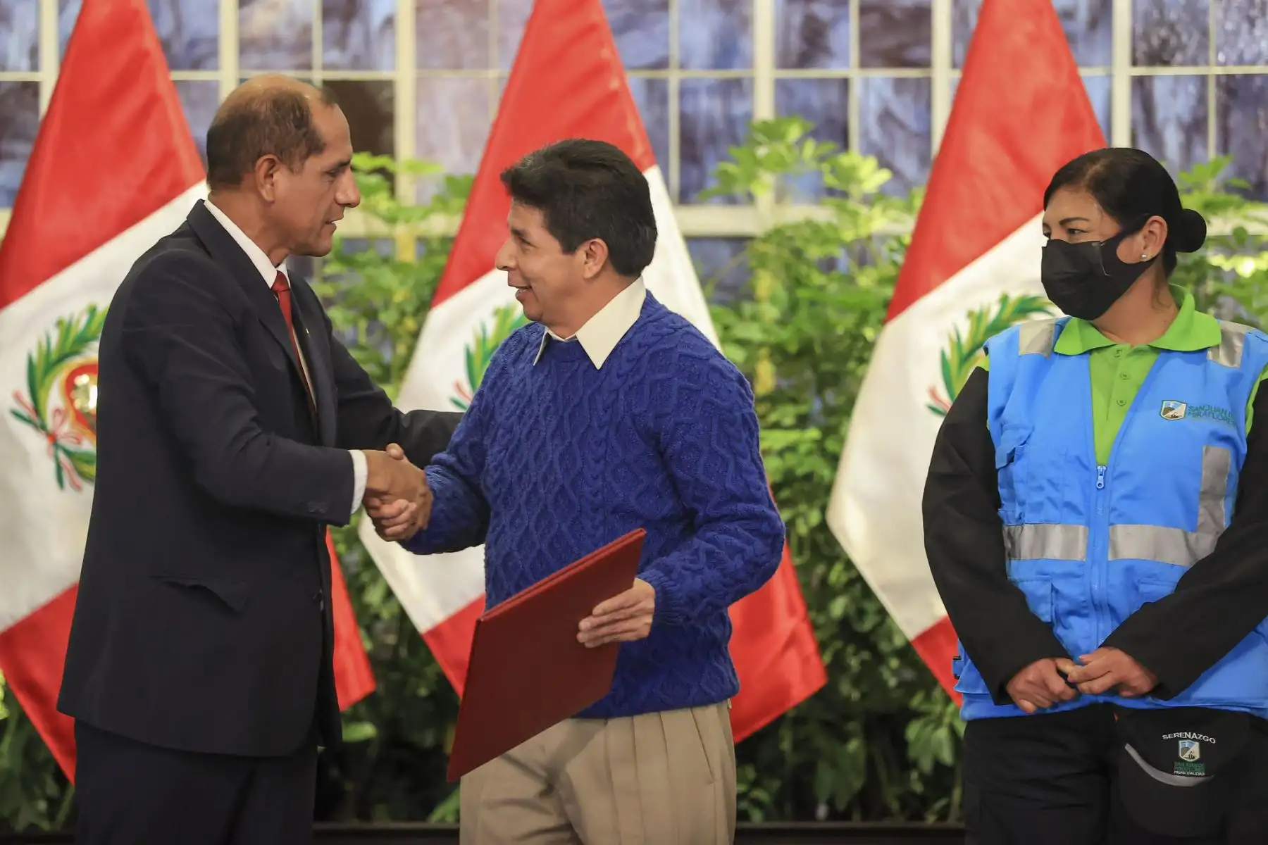 En Palacio de Gobierno, presidente de la República, Pedro Castillo, suscribe Decreto Supremo que aprueba el Reglamento de la Ley N° 31297, Ley del Servicio de Serenazgo Municipal.
Foto: ANDINA/ Prensa Presidencia