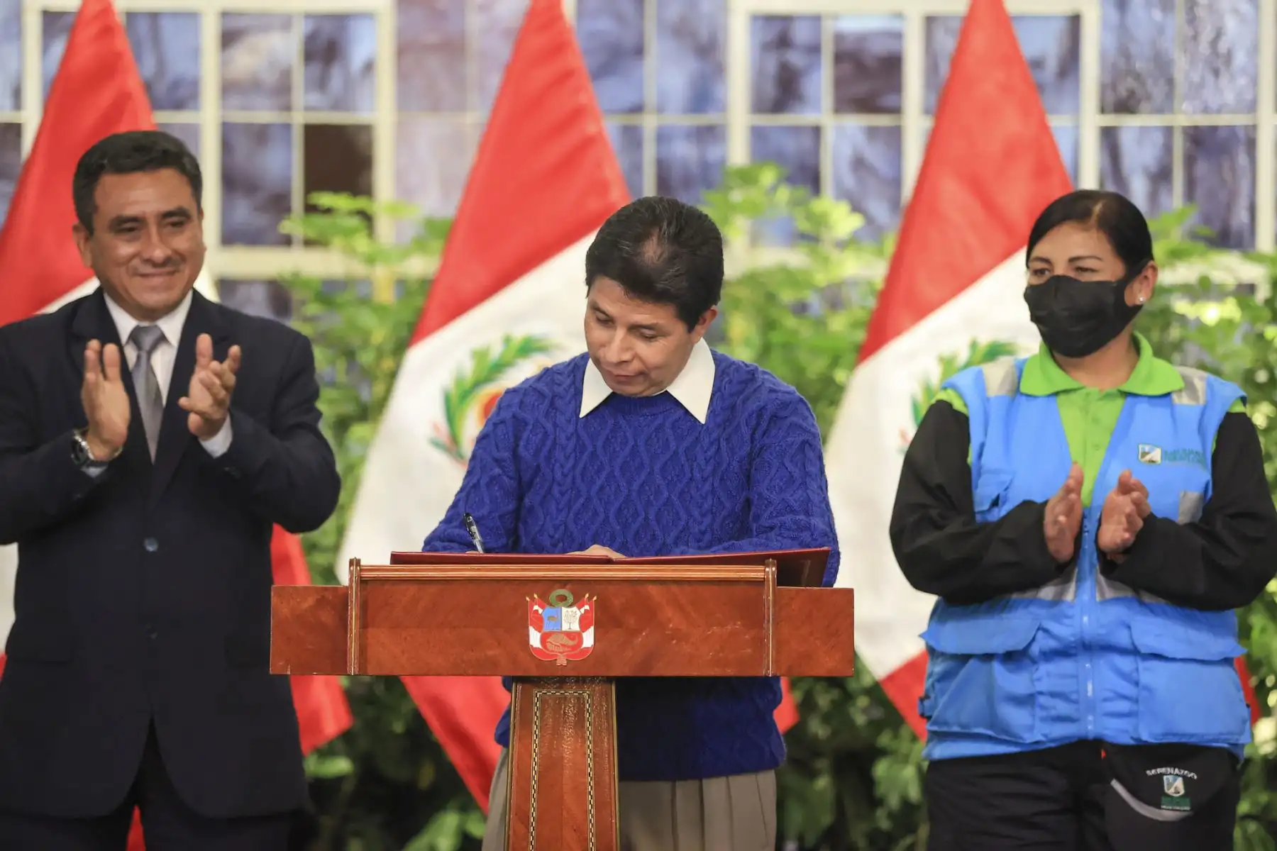 En Palacio de Gobierno, presidente de la República, Pedro Castillo, suscribe Decreto Supremo que aprueba el Reglamento de la Ley N° 31297, Ley del Servicio de Serenazgo Municipal.
Foto: ANDINA/ Prensa Presidencia