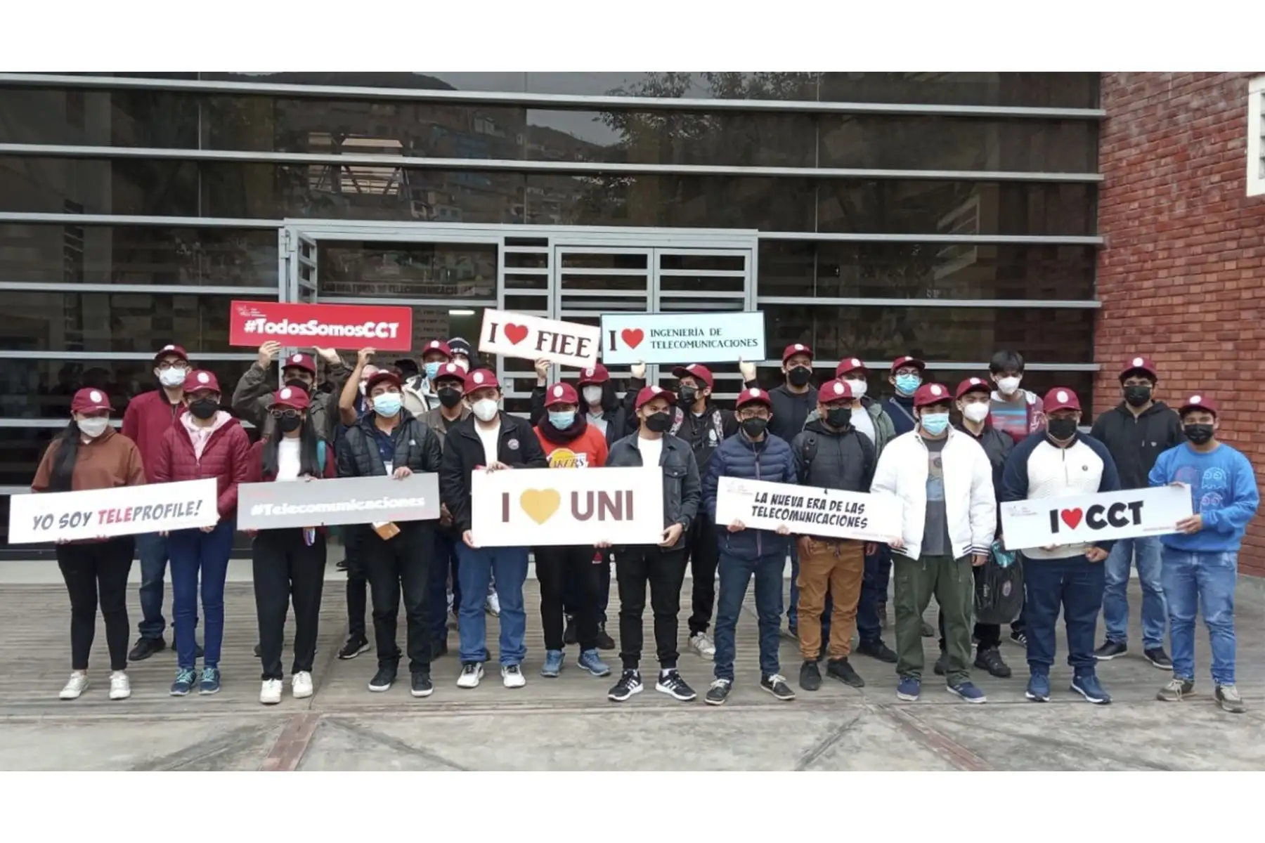 Ingresantes a la UNI participaron de una ceremonia junto a autoridades de la universidad, entre ellos el Dr. López-Chau Nava, Víctor Álvarez Herrera, Taeho Jung, Sunghwan Kim y Luis Miguel Romero.