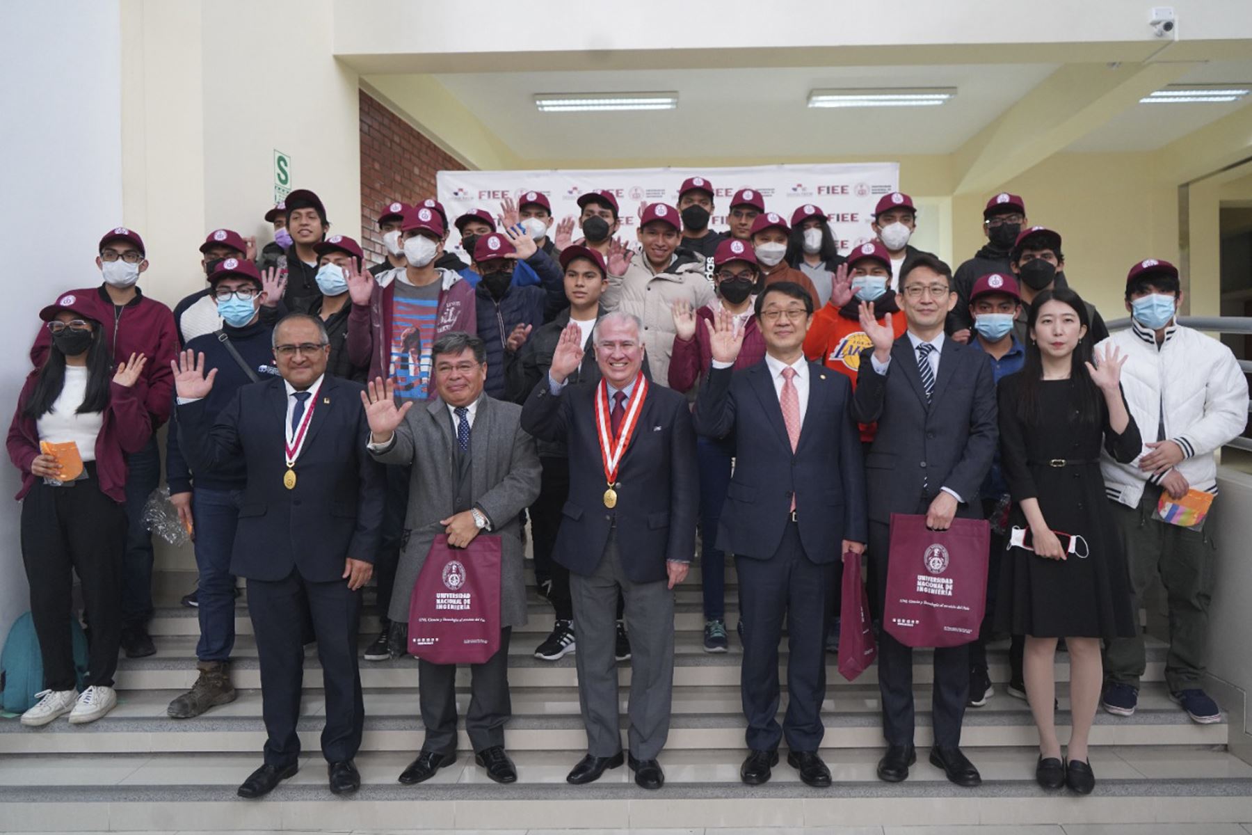 Ingresantes a la UNI participaron de una ceremonia junto a autoridades de la universidad, entre ellos el Dr. López-Chau Nava, Víctor Álvarez Herrera, Taeho Jung, Sunghwan Kim y Luis Miguel Romero.