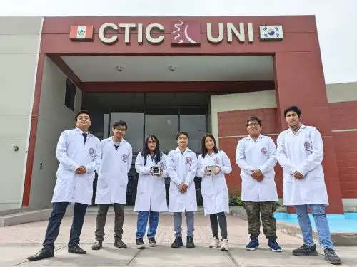 De izquierda a derecha: John Abad, Walther Ruiz, Medaly Eulogio, Sergio Sosa, Malin Garrido,Germain Rosadio y Salvador Romero. Sostienen prototipos del Chasqui I, nanosatélite puesto enórbita en el 2014. Foto: Cortesía UNI