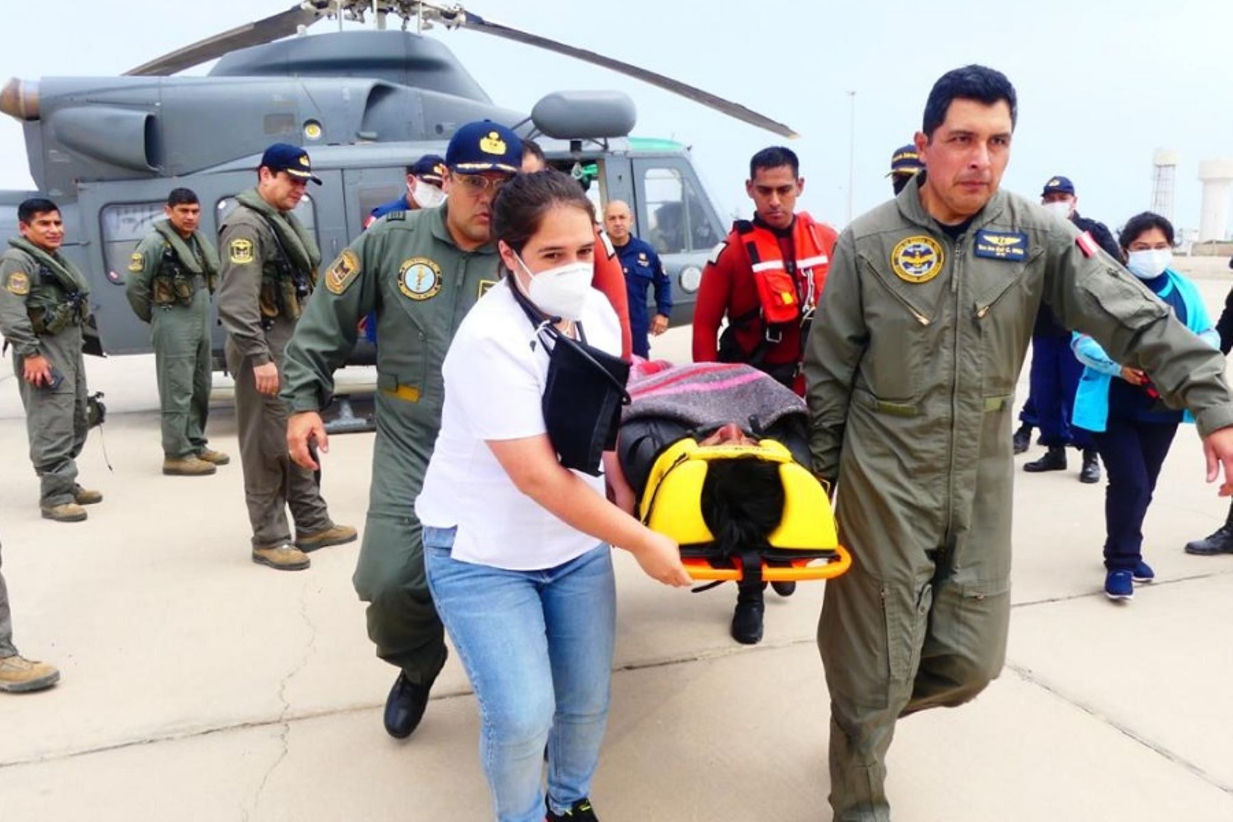 Personal de la Dirección General de Capitanías y Guardacostas, en coordinación con la Fuerza de Aviación Naval y la Comandancia del Grupo de Salvamento de la Fuerza de Operaciones Especiales de la Marina de Guerra del Perú rescató a un tripulante de una embarcación pesquera siniestrada en alta mar frente a la provincia de Pisco, en la región Ica.