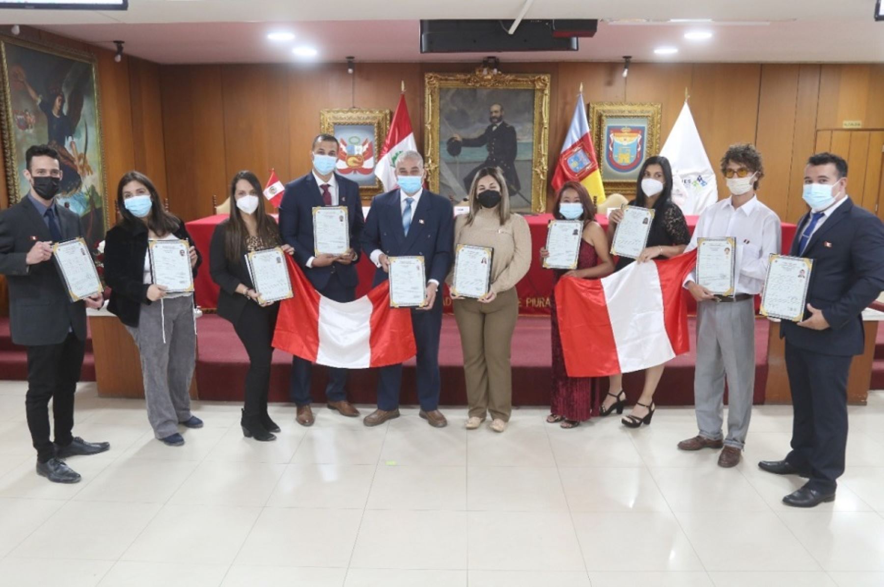 Un nuevo grupo de ciudadanos nacidos en el exterior obtuvieron la nacionalidad peruana en una emotiva ceremonia organizada por la Superintendencia Nacional de Migraciones, en la municipalidad provincial de Piura.
