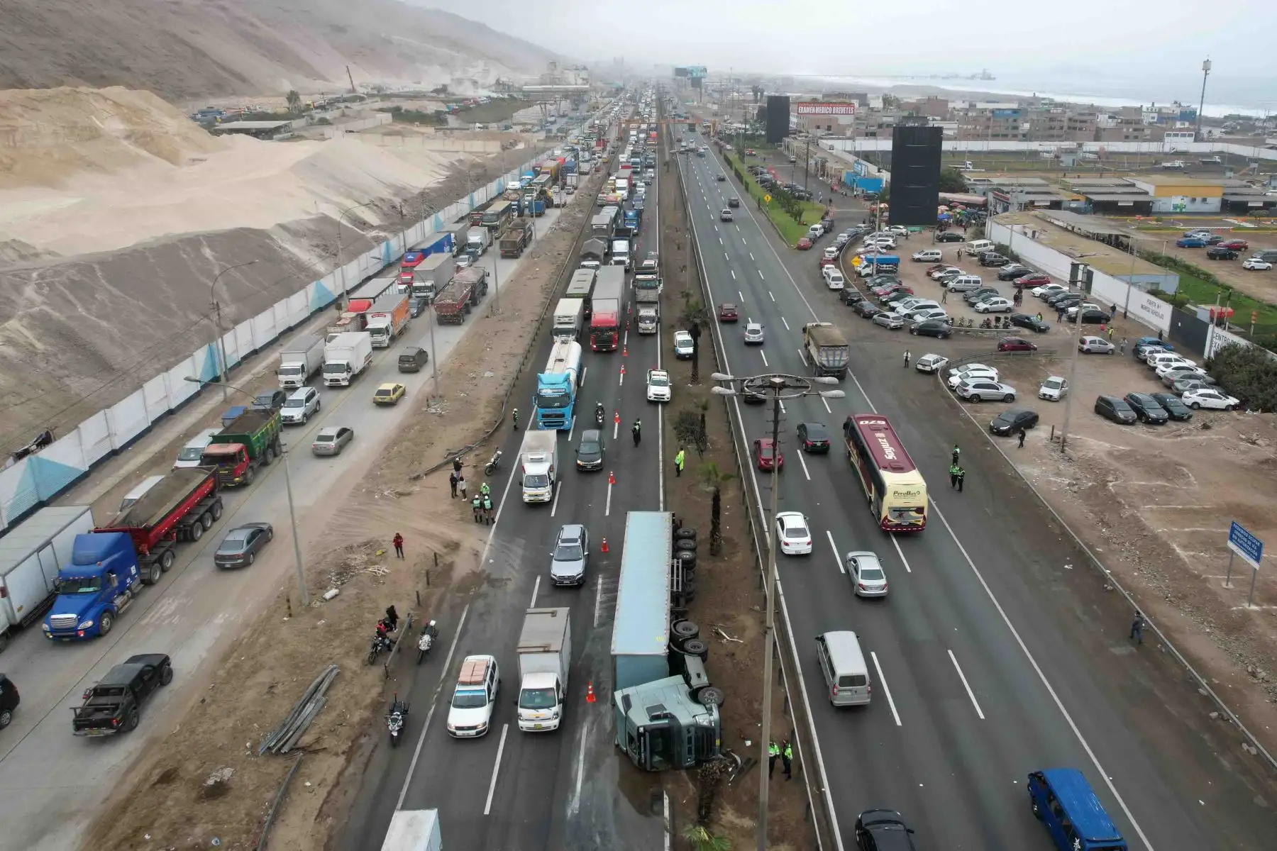 Un tráiler volcó y quedó atravesado horizontalmente a la altura del km 21 de la carretera Panamericana Sur. El accidente generó gran congestión vehicular hasta que el vehículo pudo remolcarse a un lado del carril central. Foto: ANDINA/ Andrés Valle