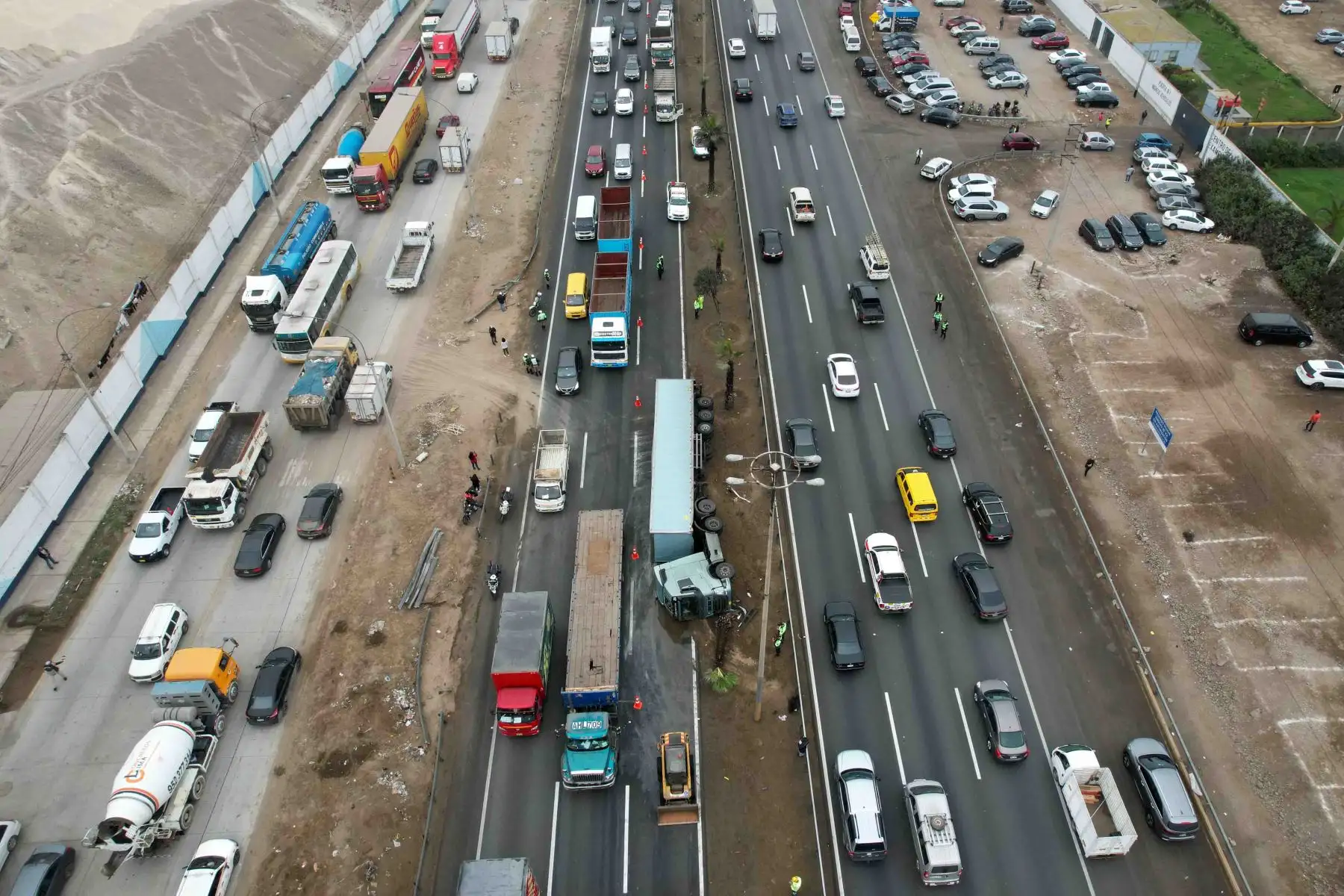 Tráiler volcado generó una gran congestión vehicular en horas de la mañana en la panamericana sur con dirección sur a norte. Foto: ANDINA/ Andrés Valle