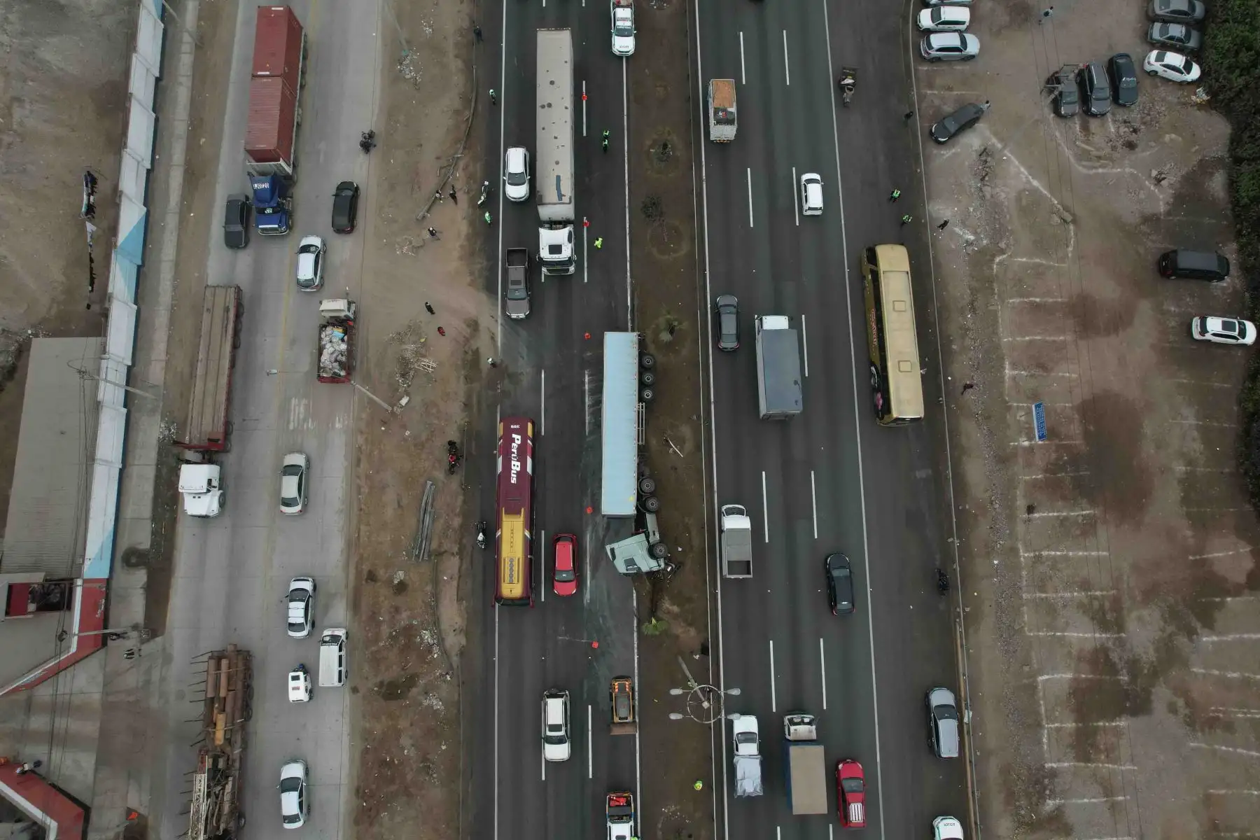 Para facilitar el paso de los vehículos por la vía auxiliar, la PNP tuvo que retirar la baranda de metal. Muchos camiones y vehículos de carga pesada transitan muy temprano para esa vía. Foto: ANDINA/ Andrés Valle