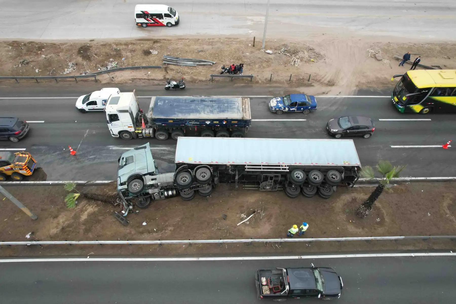 La volcadura de un tráiler a la altura del km 21 de la carretera Panamericana Sur causó gran congestión vehicular, de sur a norte. El vehículo transportaba 21 toneladas de pota. Foto: ANDINA/ Andrés Valle