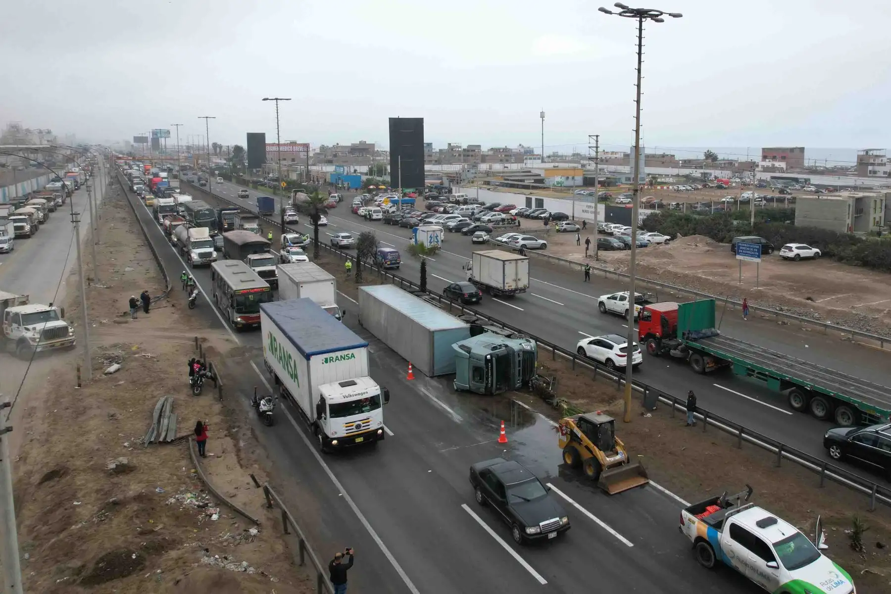 Tres horas después de ocurrido el accidente, el tránsito continuaba lento mientras personal de Rutas de Lima y PNP trabajaban en disminuir la congestión en la vía auxiliar y en la antigua pista. Foto: ANDINA/ Andrés Valle