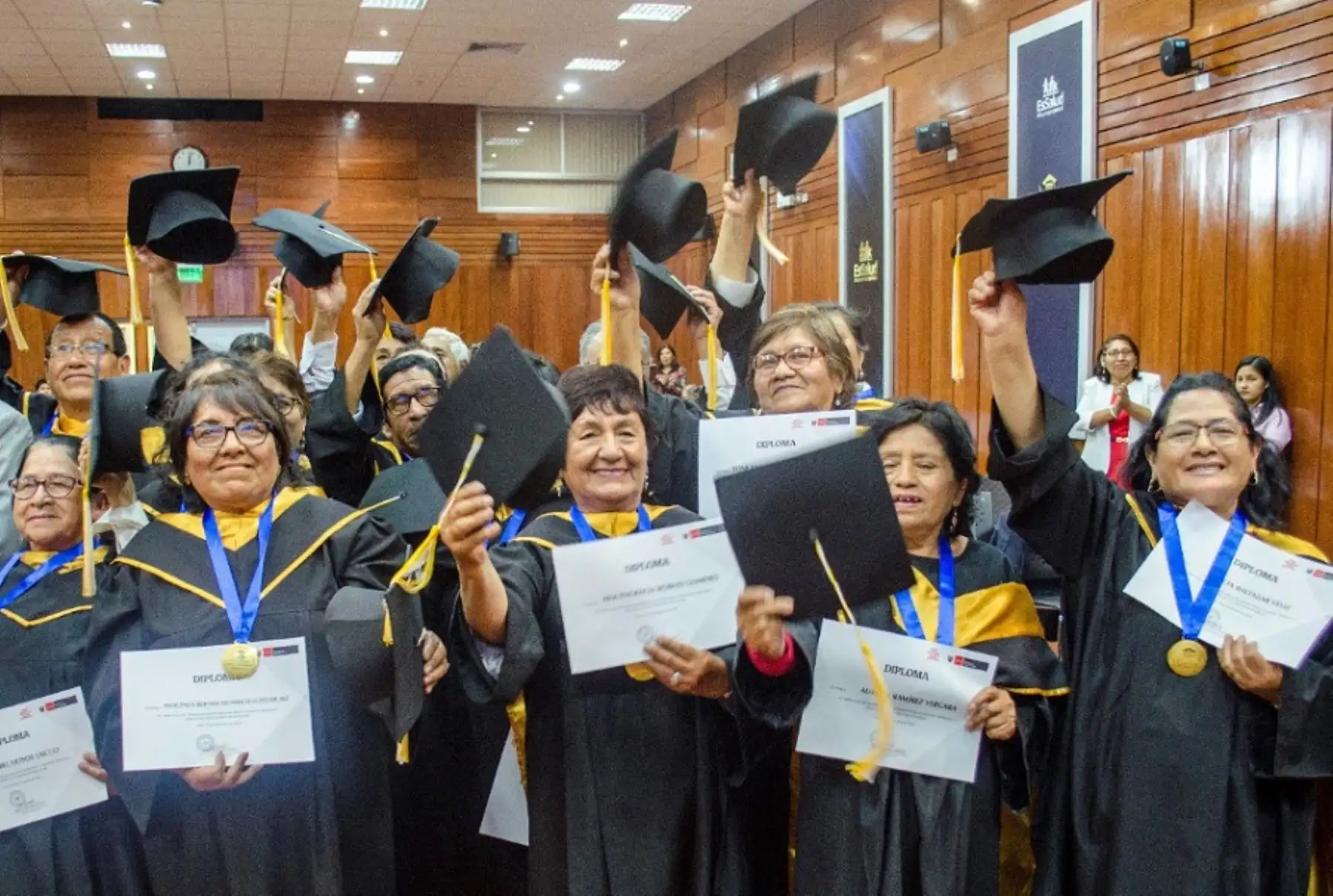 El Ministerio de Educación informó que, después de dos años de pandemia, 13 mil 945 adultos mayores regresaron a las aulas para culminar sus estudios básicos en los 845 centros de Educación Básica Alternativa (CEBA) ubicados a nivel nacional y a través del Programa de Alfabetización y el Programa de Educación Básica Alternativa de Jóvenes y Adultos.