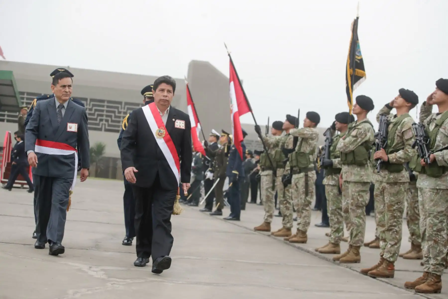 El presidente Pedro Castillo lidera la ceremonia por el Día de la Defensa Nacional, en el Cuartel General del Ejército, en el distrito de san Borja. Foto: ANDINA/ Prensa Presidencia