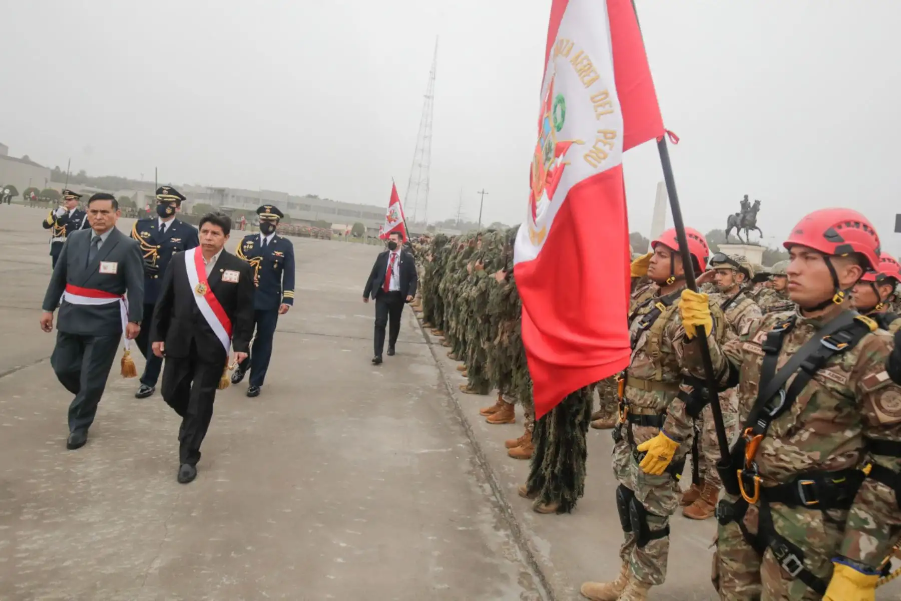 El presidente Pedro Castillo lidera la ceremonia por el Día de la Defensa Nacional, en el Cuartel General del Ejército, en el distrito de san Borja. Foto: ANDINA/ Prensa Presidencia